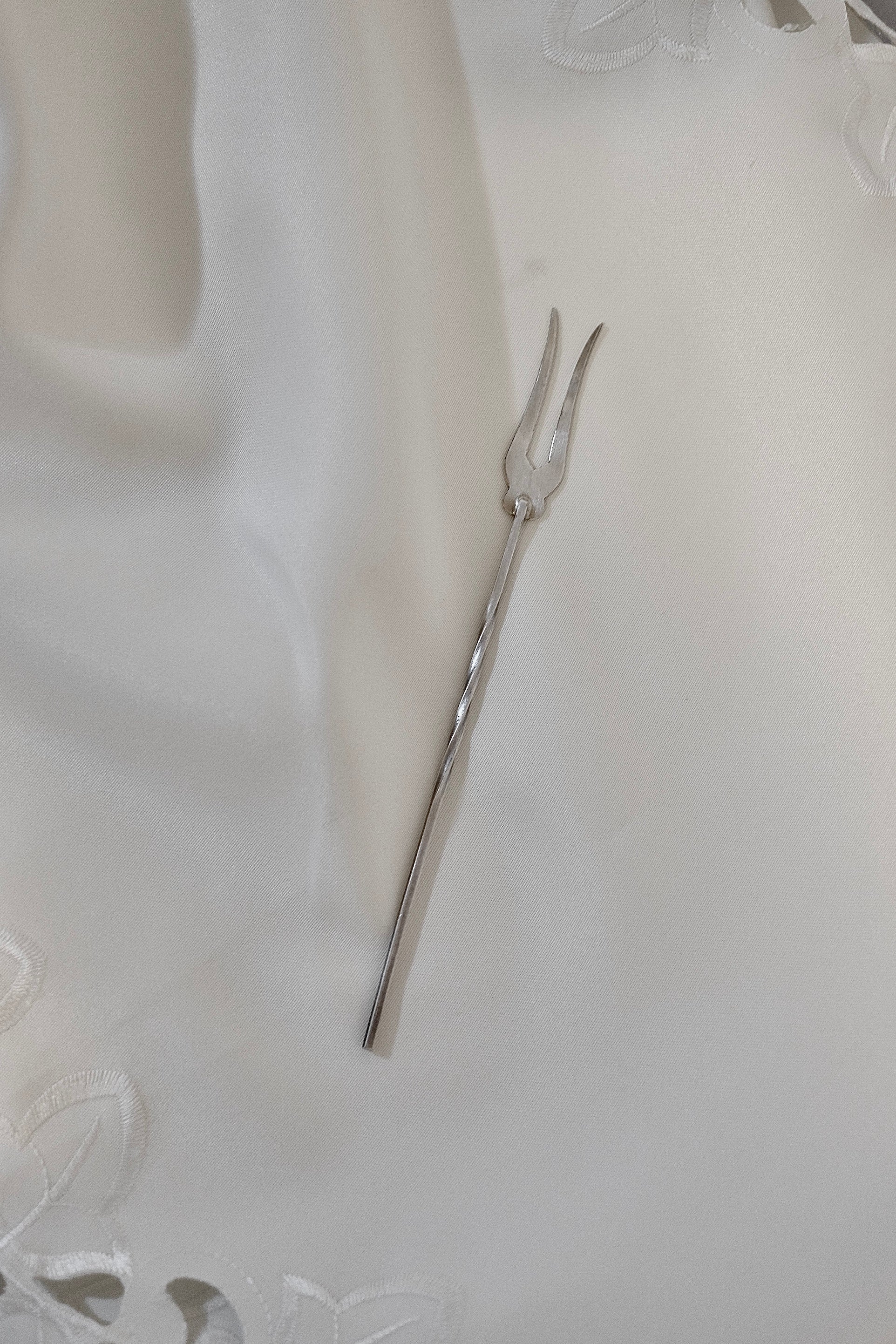 מזלג הגשה למזטים עתיק ומעוצב דקורטיבי ציפוי כסף, מזלג הגשה וינטג’ ישן, פריט אספנות נדיר ומיוחד,רעיונות לעיצוב הבית בסגנון רטרו, הום סטיילינג, חפצי נוי ואספנות. כלי אוכל וינטג',כלי אוכל פורצלן,כלי פורצלן אונליין, חנות כלי בית וינטג' אונליין ,אקססוריז לבית מעוצבים בסגנון וינטג',עיצוב וינטג' לבית,אביזרים בסגנון רטרו,רטרו וינטג לעיצוב דירה,פריטי וינטג