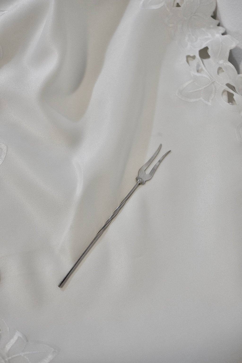 מזלג הגשה למזטים עתיק ומעוצב דקורטיבי ציפוי כסף, מזלג הגשה וינטג’ ישן, פריט אספנות נדיר ומיוחד,רעיונות לעיצוב הבית בסגנון רטרו, הום סטיילינג, חפצי נוי ואספנות. כלי אוכל וינטג',כלי אוכל פורצלן,כלי פורצלן אונליין, חנות כלי בית וינטג' אונליין ,אקססוריז לבית מעוצבים בסגנון וינטג',עיצוב וינטג' לבית,אביזרים בסגנון רטרו,רטרו וינטג לעיצוב דירה,פריטי וינטג