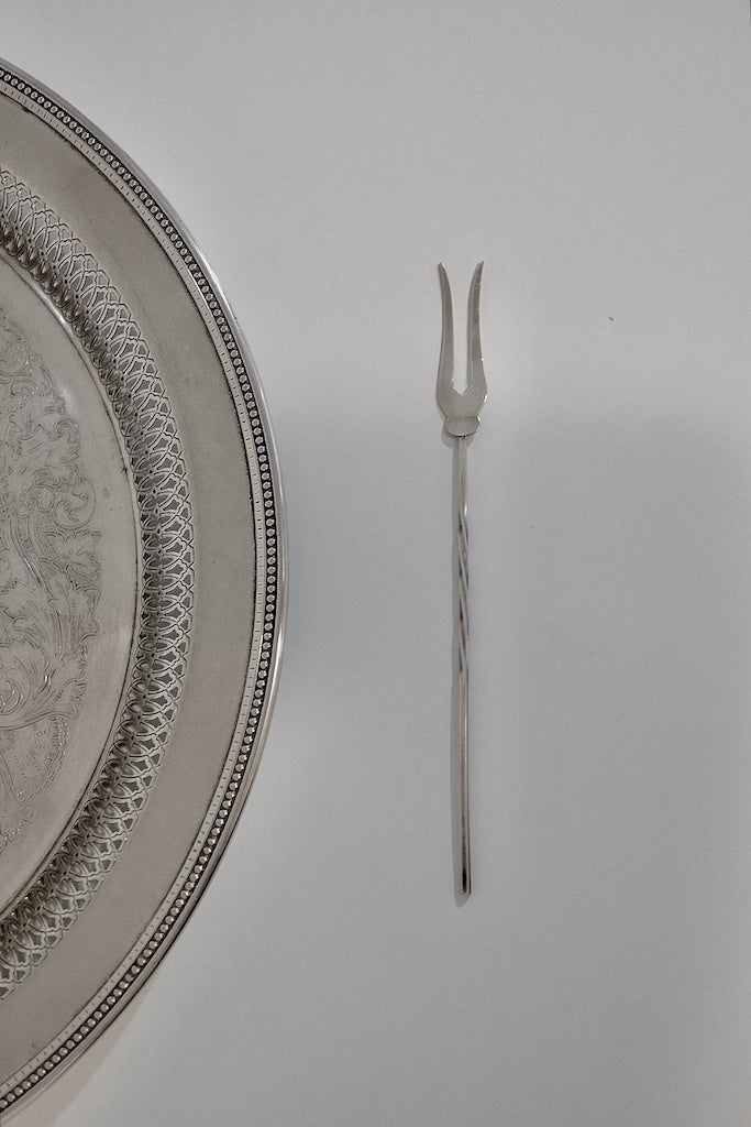 מזלג הגשה למזטים עתיק ומעוצב דקורטיבי ציפוי כסף, מזלג הגשה וינטג’ ישן, פריט אספנות נדיר ומיוחד,רעיונות לעיצוב הבית בסגנון רטרו, הום סטיילינג, חפצי נוי ואספנות. כלי אוכל וינטג',כלי אוכל פורצלן,כלי פורצלן אונליין, חנות כלי בית וינטג' אונליין ,אקססוריז לבית מעוצבים בסגנון וינטג',עיצוב וינטג' לבית,אביזרים בסגנון רטרו,רטרו וינטג לעיצוב דירה,פריטי וינטג