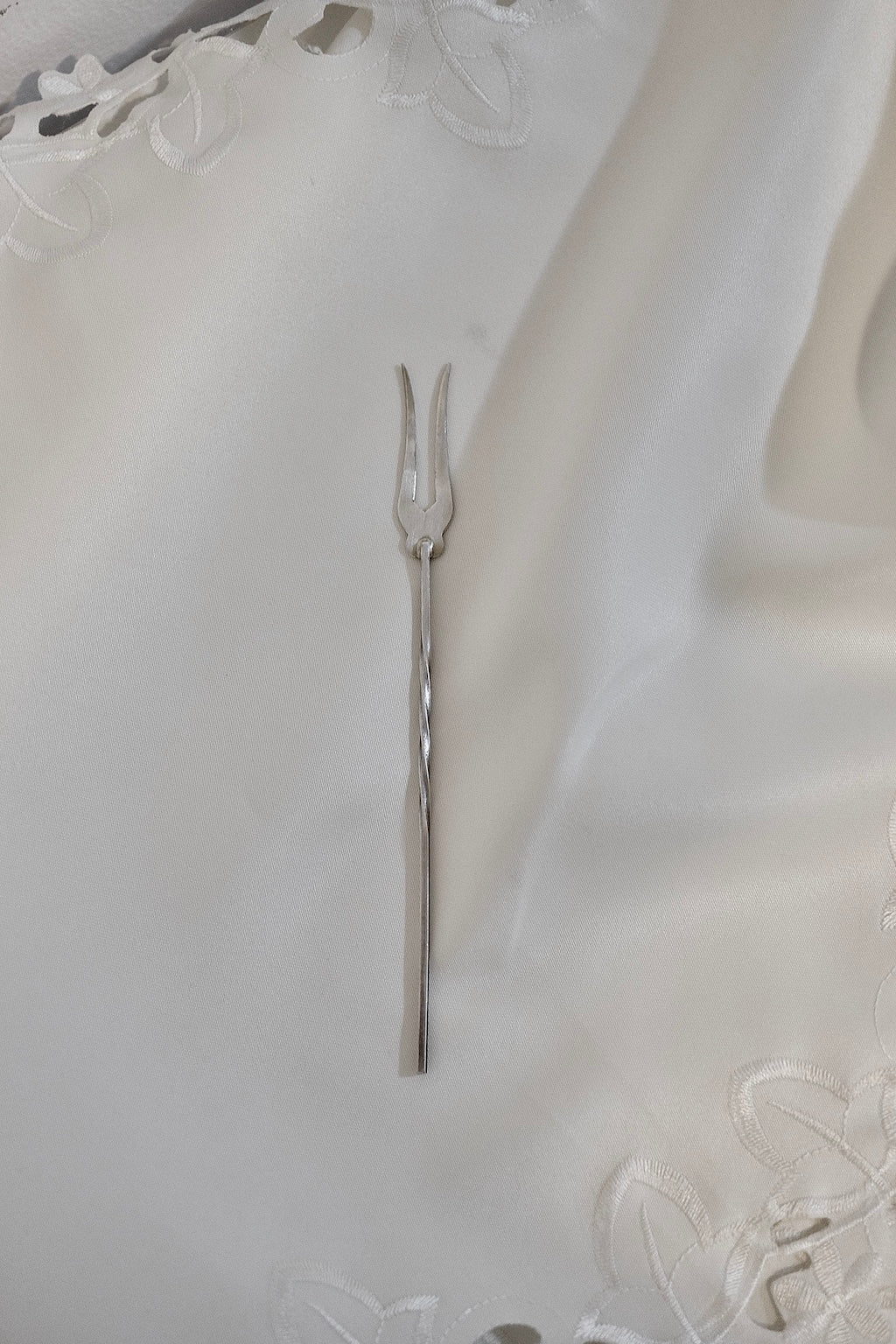 מזלג הגשה למזטים עתיק ומעוצב דקורטיבי ציפוי כסף, מזלג הגשה וינטג’ ישן, פריט אספנות נדיר ומיוחד,רעיונות לעיצוב הבית בסגנון רטרו, הום סטיילינג, חפצי נוי ואספנות. כלי אוכל וינטג',כלי אוכל פורצלן,כלי פורצלן אונליין, חנות כלי בית וינטג' אונליין ,אקססוריז לבית מעוצבים בסגנון וינטג',עיצוב וינטג' לבית,אביזרים בסגנון רטרו,רטרו וינטג לעיצוב דירה,פריטי וינטג