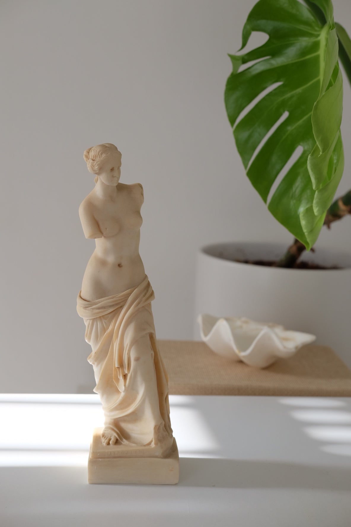 פסל אפרודיטה מקנידוס עשוי משיש יצוק באיכות גבוהה, פסל אפרודיטה זה מסמל אהבה, ולכן הוא נקרא אלת האהבה, זה יכול לשמש כמתנה לימי הולדת של אישה, חגים וימי נישואין, פסל אפרודיטה הוא פריט מהמם דקורטיבי לעיצוב חדר שינה, סלון או אמבטיה, פסלי דמויות מיתולוגיות, פיסול יווני, ,כלי קריסטל עתיקים,מראות עתיקות,חנוכיות עתיקות,כדים עתיקים למכירה,צלחות עתיקות,פריטי אספנות,אספני יודאיקה,אספנות ענתיקות,חנויות אספנות,פרטי אספנות,פריטי אספנות למכירה