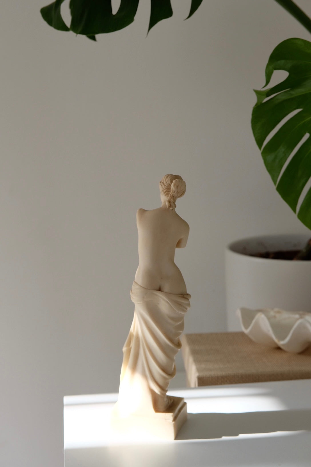 פסל אפרודיטה מקנידוס עשוי משיש יצוק באיכות גבוהה, פסל אפרודיטה זה מסמל אהבה, ולכן הוא נקרא אלת האהבה, זה יכול לשמש כמתנה לימי הולדת של אישה, חגים וימי נישואין, פסל אפרודיטה הוא פריט מהמם דקורטיבי לעיצוב חדר שינה, סלון או אמבטיה, פסלי דמויות מיתולוגיות, פיסול יווני, ,כלי קריסטל עתיקים,מראות עתיקות,חנוכיות עתיקות,כדים עתיקים למכירה,צלחות עתיקות,פריטי אספנות,אספני יודאיקה,אספנות ענתיקות,חנויות אספנות,פרטי אספנות,פריטי אספנות למכירה