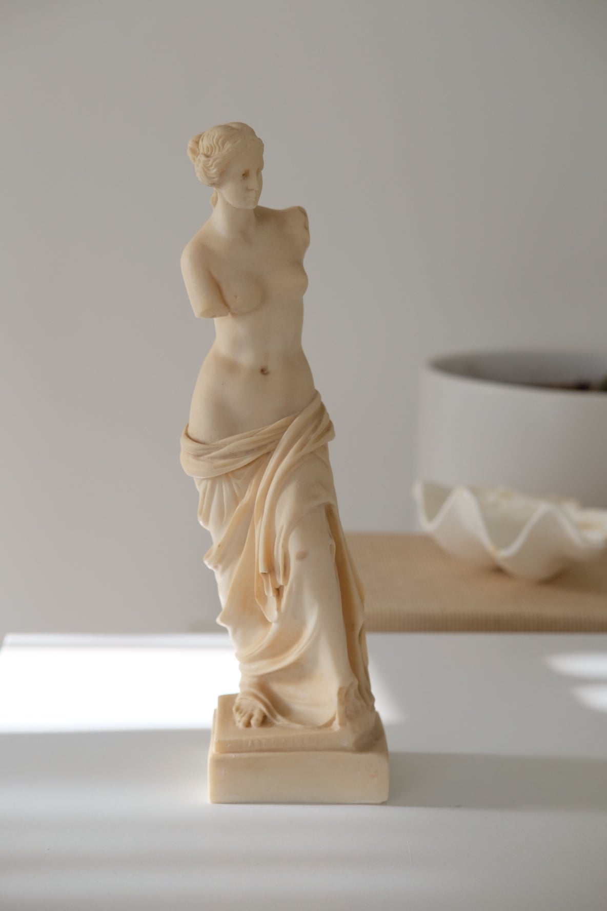 פסל אפרודיטה מקנידוס עשוי משיש יצוק באיכות גבוהה, פסל אפרודיטה זה מסמל אהבה, ולכן הוא נקרא אלת האהבה, זה יכול לשמש כמתנה לימי הולדת של אישה, חגים וימי נישואין, פסל אפרודיטה הוא פריט מהמם דקורטיבי לעיצוב חדר שינה, סלון או אמבטיה, פסלי דמויות מיתולוגיות, פיסול יווני, ,כלי קריסטל עתיקים,מראות עתיקות,חנוכיות עתיקות,כדים עתיקים למכירה,צלחות עתיקות,פריטי אספנות,אספני יודאיקה,אספנות ענתיקות,חנויות אספנות,פרטי אספנות,פריטי אספנות למכירה