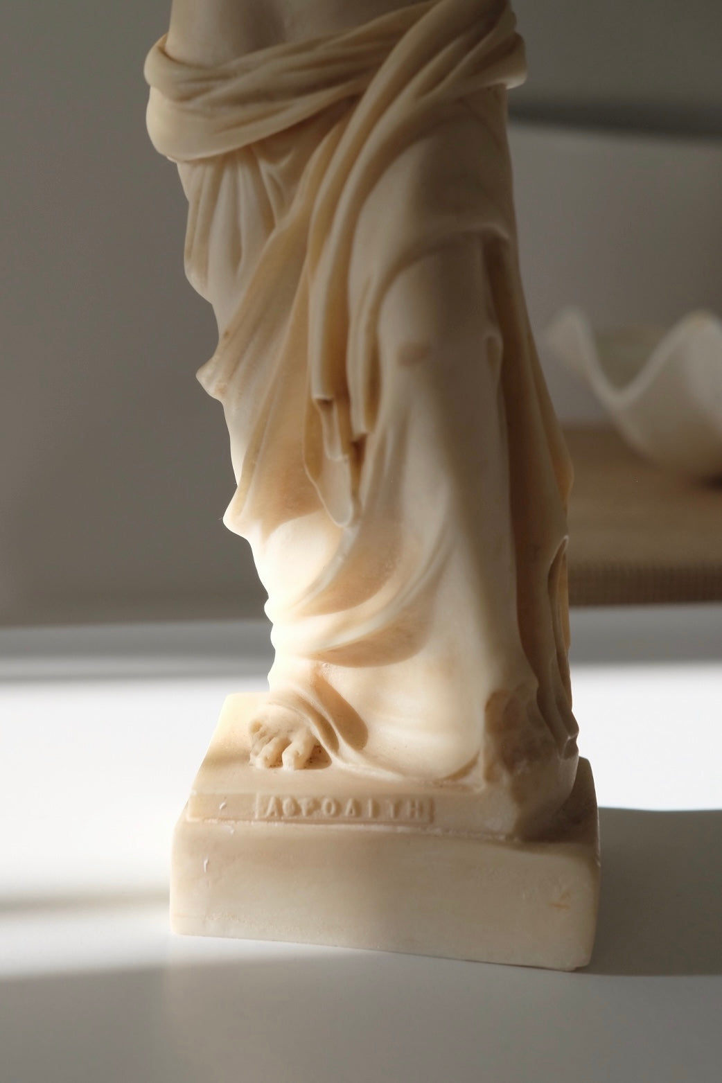 פסל אפרודיטה מקנידוס עשוי משיש יצוק באיכות גבוהה, פסל אפרודיטה זה מסמל אהבה, ולכן הוא נקרא אלת האהבה, זה יכול לשמש כמתנה לימי הולדת של אישה, חגים וימי נישואין, פסל אפרודיטה הוא פריט מהמם דקורטיבי לעיצוב חדר שינה, סלון או אמבטיה, פסלי דמויות מיתולוגיות, פיסול יווני, ,כלי קריסטל עתיקים,מראות עתיקות,חנוכיות עתיקות,כדים עתיקים למכירה,צלחות עתיקות,פריטי אספנות,אספני יודאיקה,אספנות ענתיקות,חנויות אספנות,פרטי אספנות,פריטי אספנות למכירה