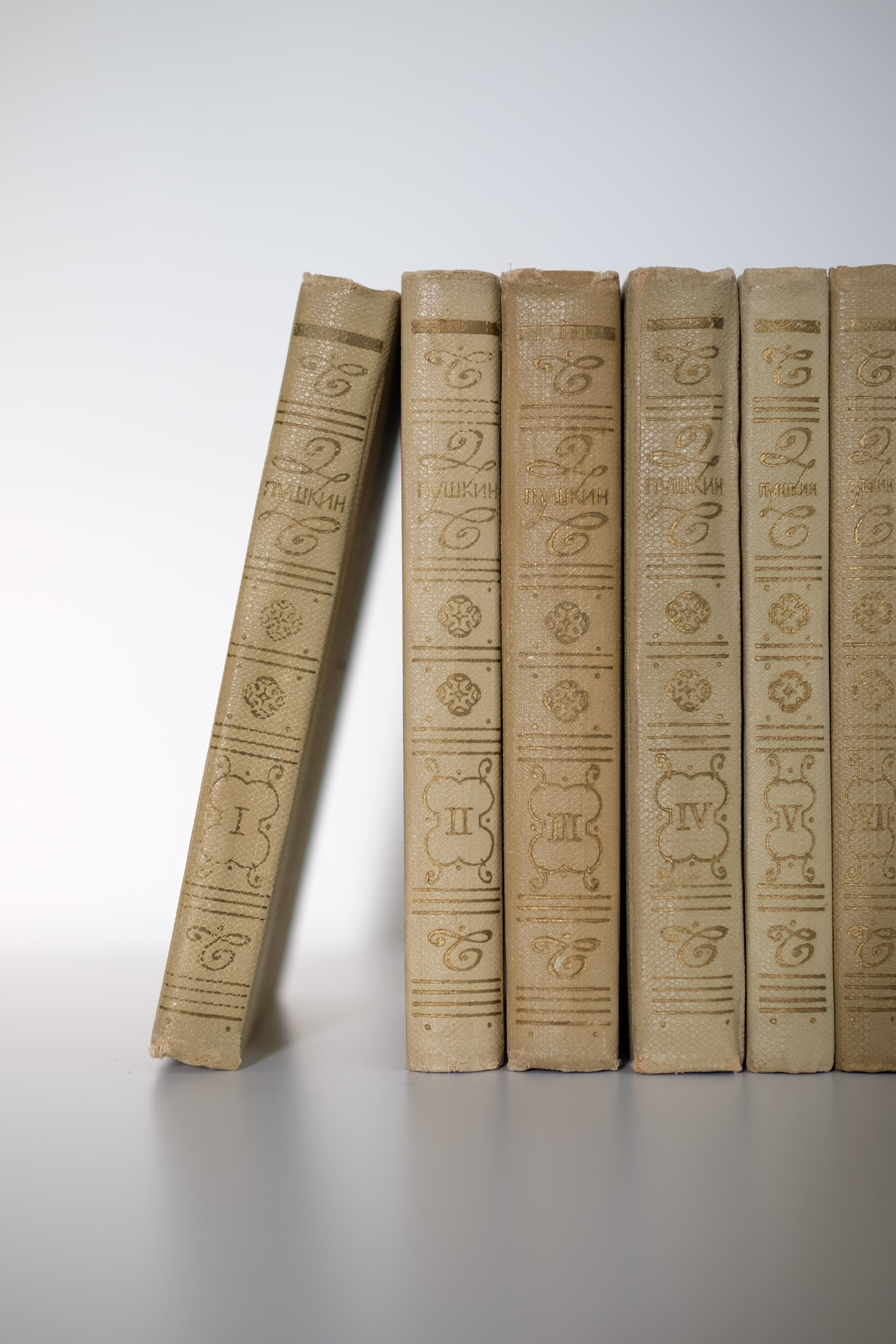 סט ספרים אוסף יצירות ושירה 8 כרכים של אלכסנדר פושקין, סדרת ספרי אספנו נדירה של אלכסנדר פושקין, פושקין הוא גדול המשוררים הרוסים בכל הזמנים, הוא שבר מוסכמות בנות מאות שנים ונחשב כאבי השירה הרוסית המודרנית, הסדרה משנת 1968, רוסיה, מושלמת לעיצוב בית ופריט נוי דקורטיבי מהמם,עיצוב לבית מושלם עם סטייל,מוצרי הום סטיילינג וינטג׳,מבחר מוצרי וינטג׳ לבית,מושלמת לעיצוב בית ופריט נוי דקורטיבי מהמם,,אקססוריז לבית יוקרתי,דברים יפים לבית,פריטי וינטאג למטבח,כלי בית וינטג׳,עיצוב בית יוקרתי,חנות עיצוב לבית,כלי בית מיוחדים ומעו