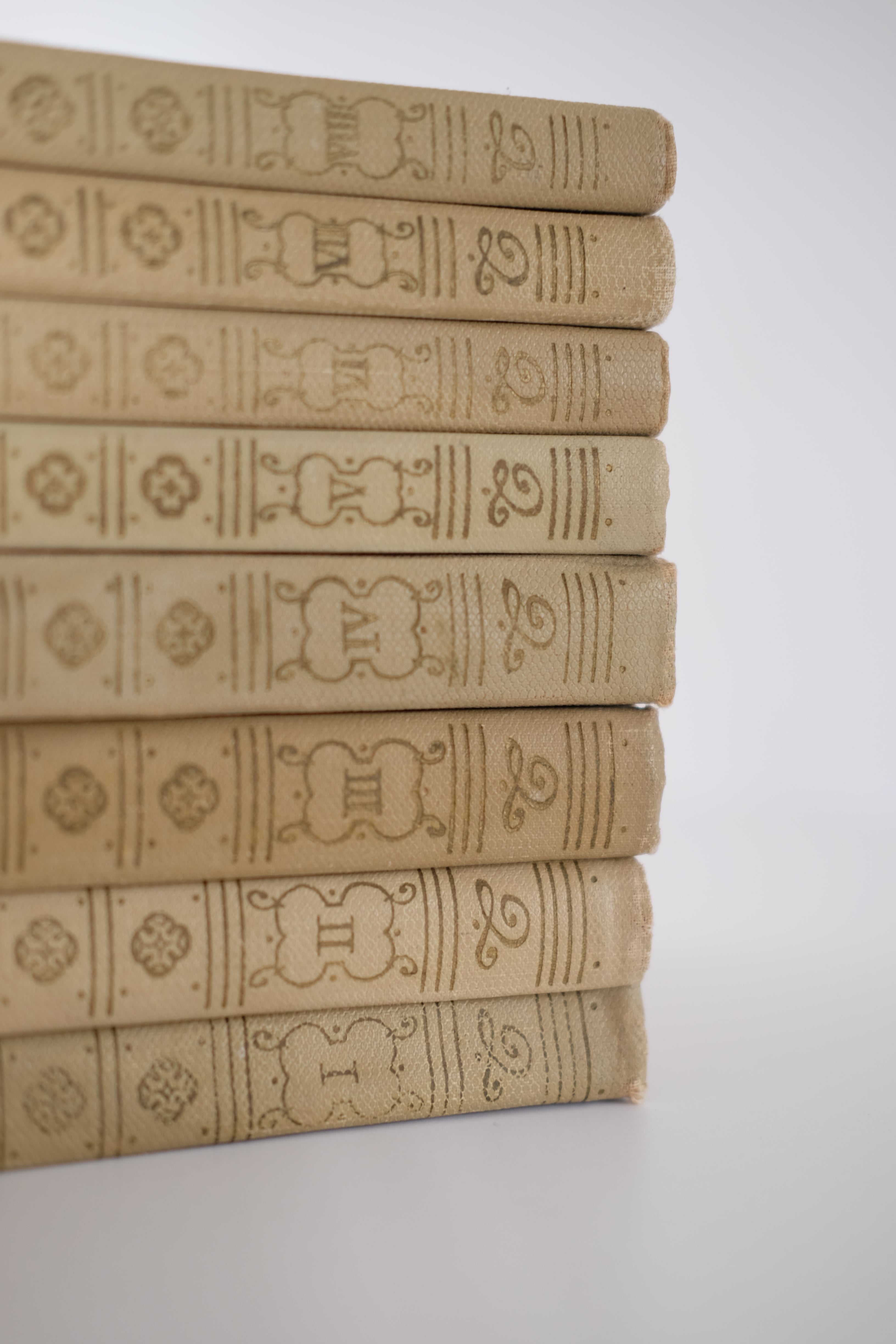 סט ספרים אוסף יצירות ושירה 8 כרכים של אלכסנדר פושקין, סדרת ספרי אספנו נדירה של אלכסנדר פושקין, פושקין הוא גדול המשוררים הרוסים בכל הזמנים, הוא שבר מוסכמות בנות מאות שנים ונחשב כאבי השירה הרוסית המודרנית, הסדרה משנת 1968, רוסיה, מושלמת לעיצוב בית ופריט נוי דקורטיבי מהמם,עיצוב לבית מושלם עם סטייל,מוצרי הום סטיילינג וינטג׳,מבחר מוצרי וינטג׳ לבית,מושלמת לעיצוב בית ופריט נוי דקורטיבי מהמם,,אקססוריז לבית יוקרתי,דברים יפים לבית,פריטי וינטאג למטבח,כלי בית וינטג׳,עיצוב בית יוקרתי,חנות עיצוב לבית,כלי בית מיוחדים ומעו