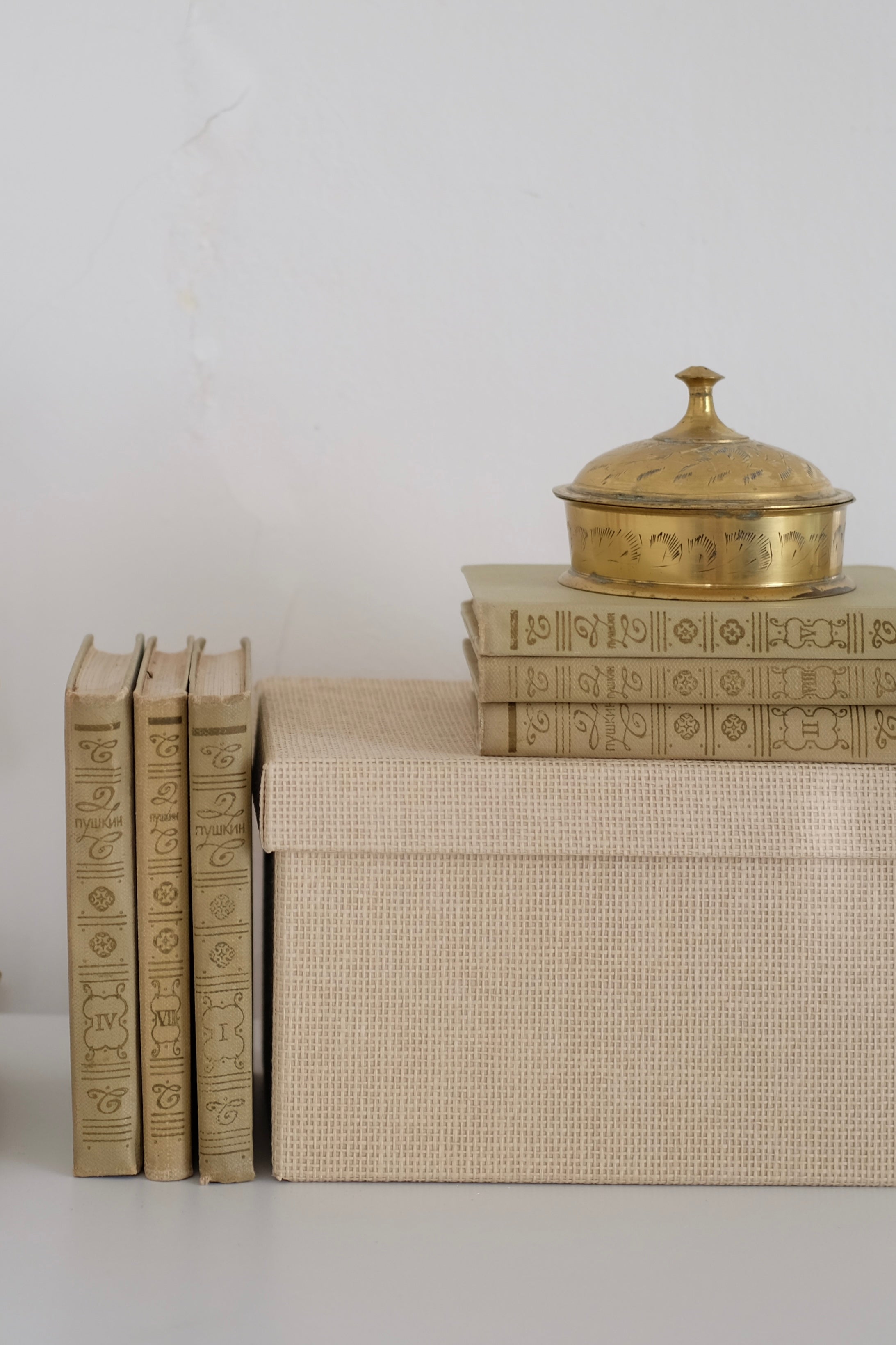 סט ספרים אוסף יצירות ושירה 8 כרכים של אלכסנדר פושקין, סדרת ספרי אספנו נדירה של אלכסנדר פושקין, פושקין הוא גדול המשוררים הרוסים בכל הזמנים, הוא שבר מוסכמות בנות מאות שנים ונחשב כאבי השירה הרוסית המודרנית, הסדרה משנת 1968, רוסיה, מושלמת לעיצוב בית ופריט נוי דקורטיבי מהמם,עיצוב לבית מושלם עם סטייל,מוצרי הום סטיילינג וינטג׳,מבחר מוצרי וינטג׳ לבית,מושלמת לעיצוב בית ופריט נוי דקורטיבי מהמם,,אקססוריז לבית יוקרתי,דברים יפים לבית,פריטי וינטאג למטבח,כלי בית וינטג׳,עיצוב בית יוקרתי,חנות עיצוב לבית,כלי בית מיוחדים ומעו