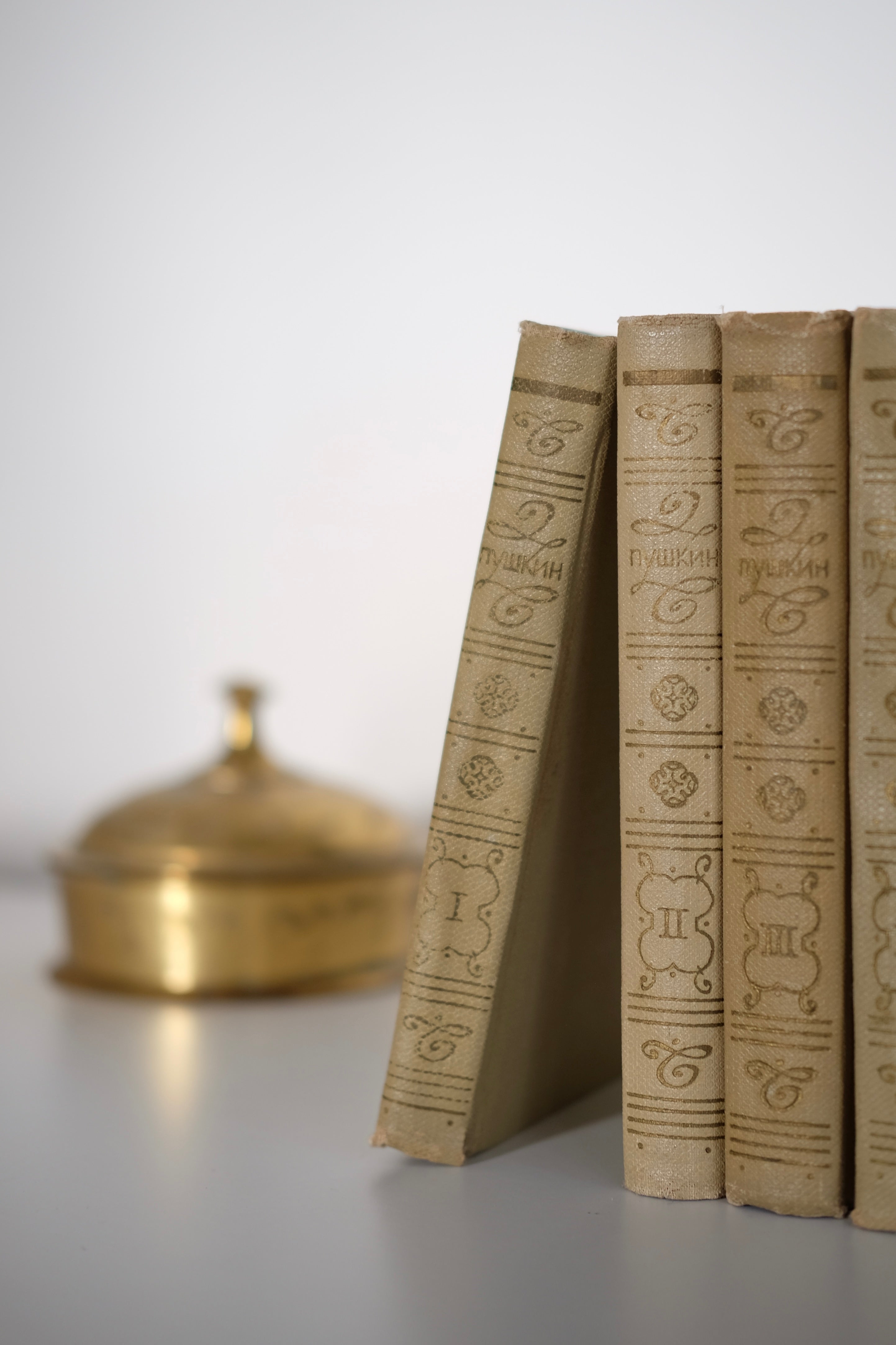 סט ספרים אוסף יצירות ושירה 8 כרכים של אלכסנדר פושקין, סדרת ספרי אספנו נדירה של אלכסנדר פושקין, פושקין הוא גדול המשוררים הרוסים בכל הזמנים, הוא שבר מוסכמות בנות מאות שנים ונחשב כאבי השירה הרוסית המודרנית, הסדרה משנת 1968, רוסיה, מושלמת לעיצוב בית ופריט נוי דקורטיבי מהמם,עיצוב לבית מושלם עם סטייל,מוצרי הום סטיילינג וינטג׳,מבחר מוצרי וינטג׳ לבית,מושלמת לעיצוב בית ופריט נוי דקורטיבי מהמם,,אקססוריז לבית יוקרתי,דברים יפים לבית,פריטי וינטאג למטבח,כלי בית וינטג׳,עיצוב בית יוקרתי,חנות עיצוב לבית,כלי בית מיוחדים ומעו