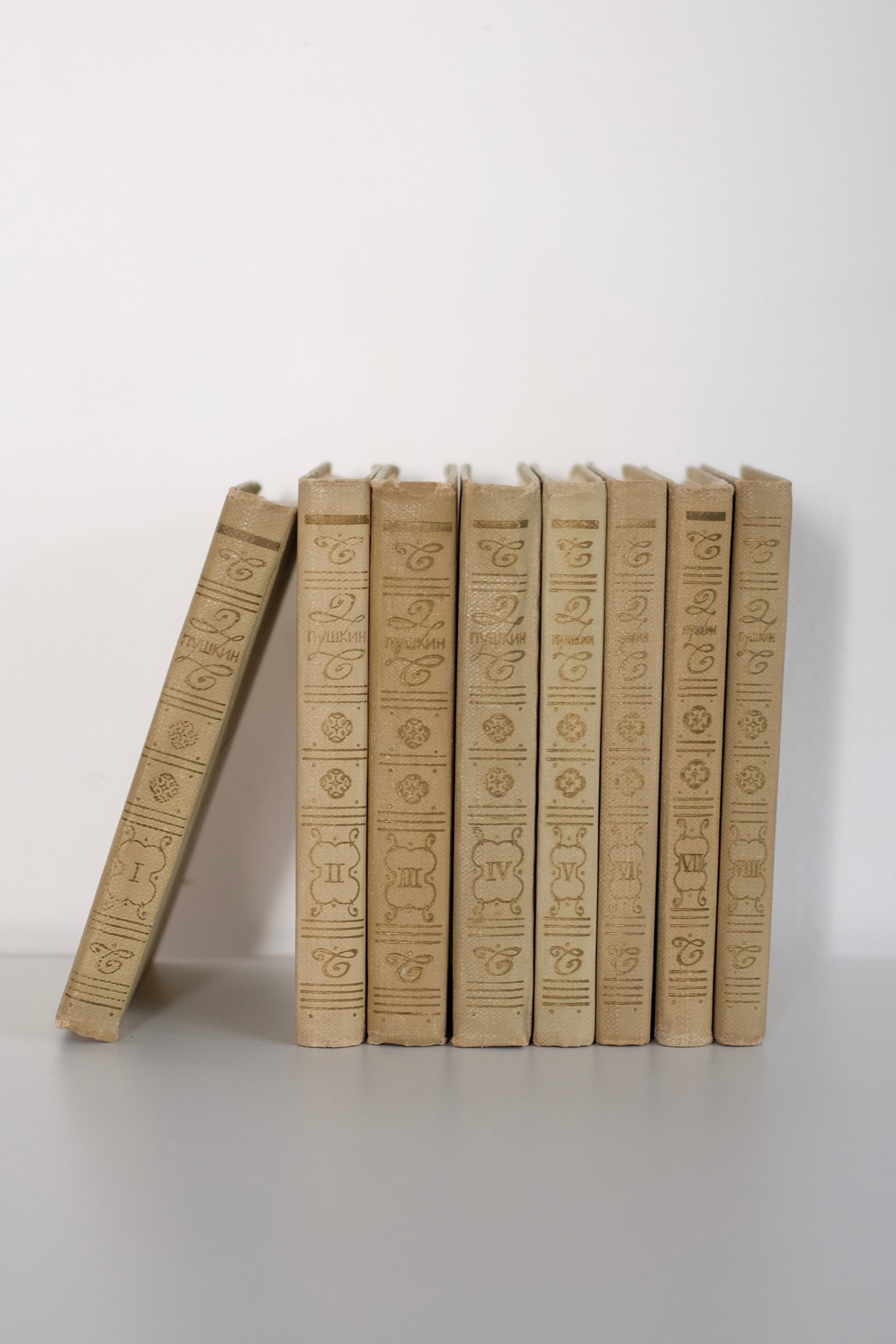 סט ספרים אוסף יצירות ושירה 8 כרכים של אלכסנדר פושקין, סדרת ספרי אספנו נדירה של אלכסנדר פושקין, פושקין הוא גדול המשוררים הרוסים בכל הזמנים, הוא שבר מוסכמות בנות מאות שנים ונחשב כאבי השירה הרוסית המודרנית, הסדרה משנת 1968, רוסיה, מושלמת לעיצוב בית ופריט נוי דקורטיבי מהמם,עיצוב לבית מושלם עם סטייל,מוצרי הום סטיילינג וינטג׳,מבחר מוצרי וינטג׳ לבית,מושלמת לעיצוב בית ופריט נוי דקורטיבי מהמם,,אקססוריז לבית יוקרתי,דברים יפים לבית,פריטי וינטאג למטבח,כלי בית וינטג׳,עיצוב בית יוקרתי,חנות עיצוב לבית,כלי בית מיוחדים ומעו