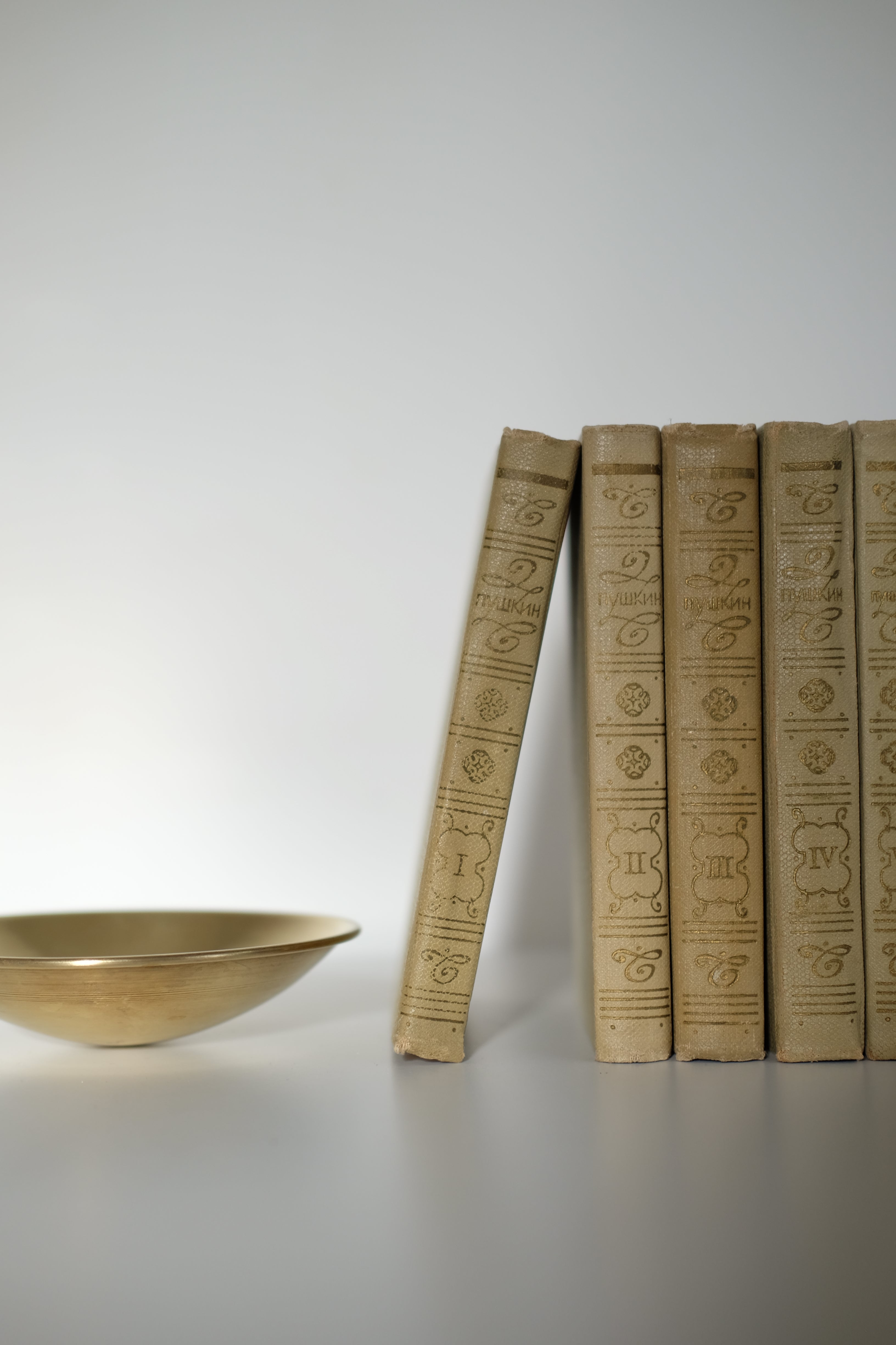 סט ספרים אוסף יצירות ושירה 8 כרכים של אלכסנדר פושקין, סדרת ספרי אספנו נדירה של אלכסנדר פושקין, פושקין הוא גדול המשוררים הרוסים בכל הזמנים, הוא שבר מוסכמות בנות מאות שנים ונחשב כאבי השירה הרוסית המודרנית, הסדרה משנת 1968, רוסיה, מושלמת לעיצוב בית ופריט נוי דקורטיבי מהמם,עיצוב לבית מושלם עם סטייל,מוצרי הום סטיילינג וינטג׳,מבחר מוצרי וינטג׳ לבית,מושלמת לעיצוב בית ופריט נוי דקורטיבי מהמם,,אקססוריז לבית יוקרתי,דברים יפים לבית,פריטי וינטאג למטבח,כלי בית וינטג׳,עיצוב בית יוקרתי,חנות עיצוב לבית,כלי בית מיוחדים ומעו