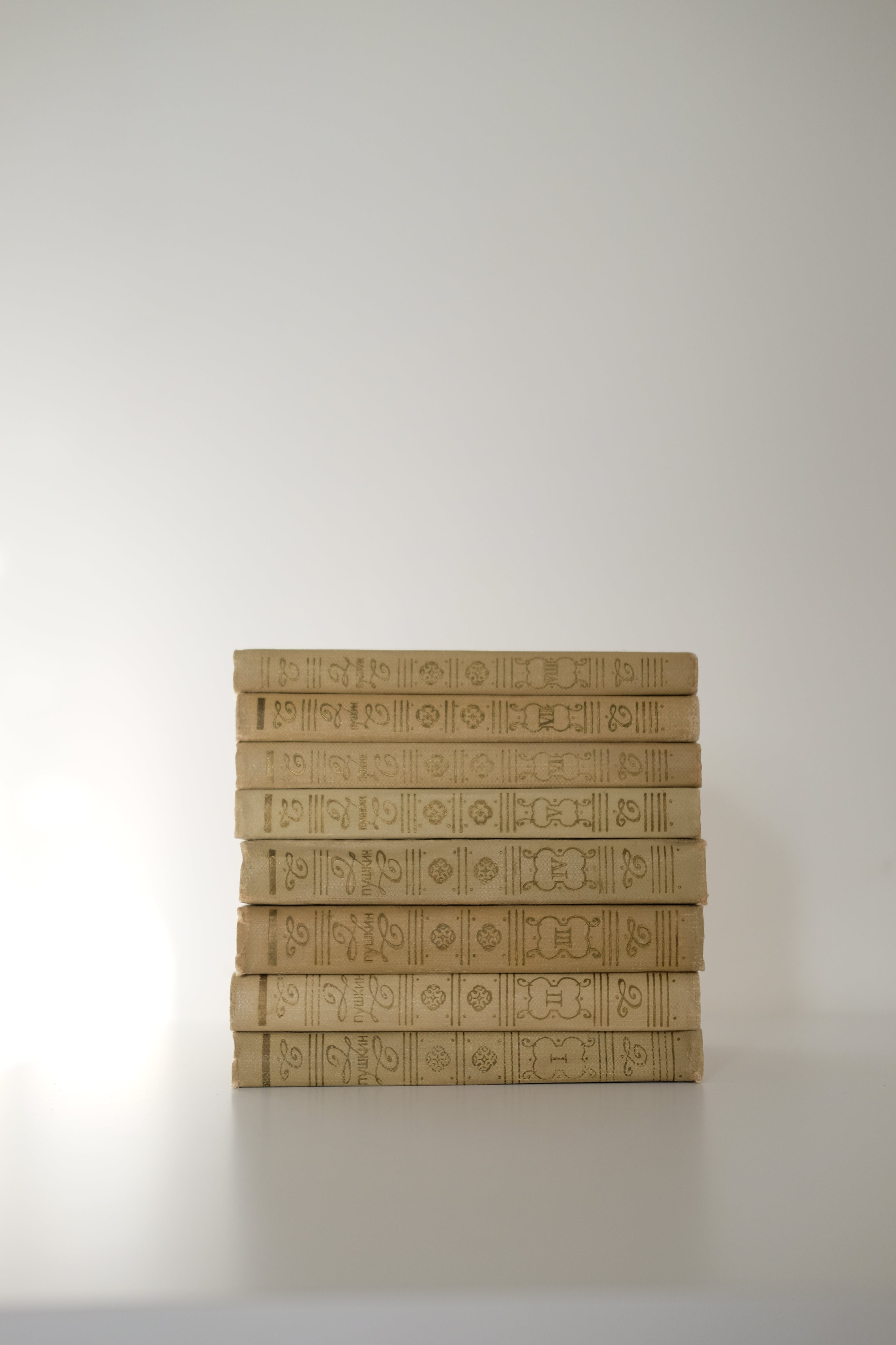 סט ספרים אוסף יצירות ושירה 8 כרכים של אלכסנדר פושקין, סדרת ספרי אספנו נדירה של אלכסנדר פושקין, פושקין הוא גדול המשוררים הרוסים בכל הזמנים, הוא שבר מוסכמות בנות מאות שנים ונחשב כאבי השירה הרוסית המודרנית, הסדרה משנת 1968, רוסיה, מושלמת לעיצוב בית ופריט נוי דקורטיבי מהמם,עיצוב לבית מושלם עם סטייל,מוצרי הום סטיילינג וינטג׳,מבחר מוצרי וינטג׳ לבית,מושלמת לעיצוב בית ופריט נוי דקורטיבי מהמם,,אקססוריז לבית יוקרתי,דברים יפים לבית,פריטי וינטאג למטבח,כלי בית וינטג׳,עיצוב בית יוקרתי,חנות עיצוב לבית,כלי בית מיוחדים ומעו