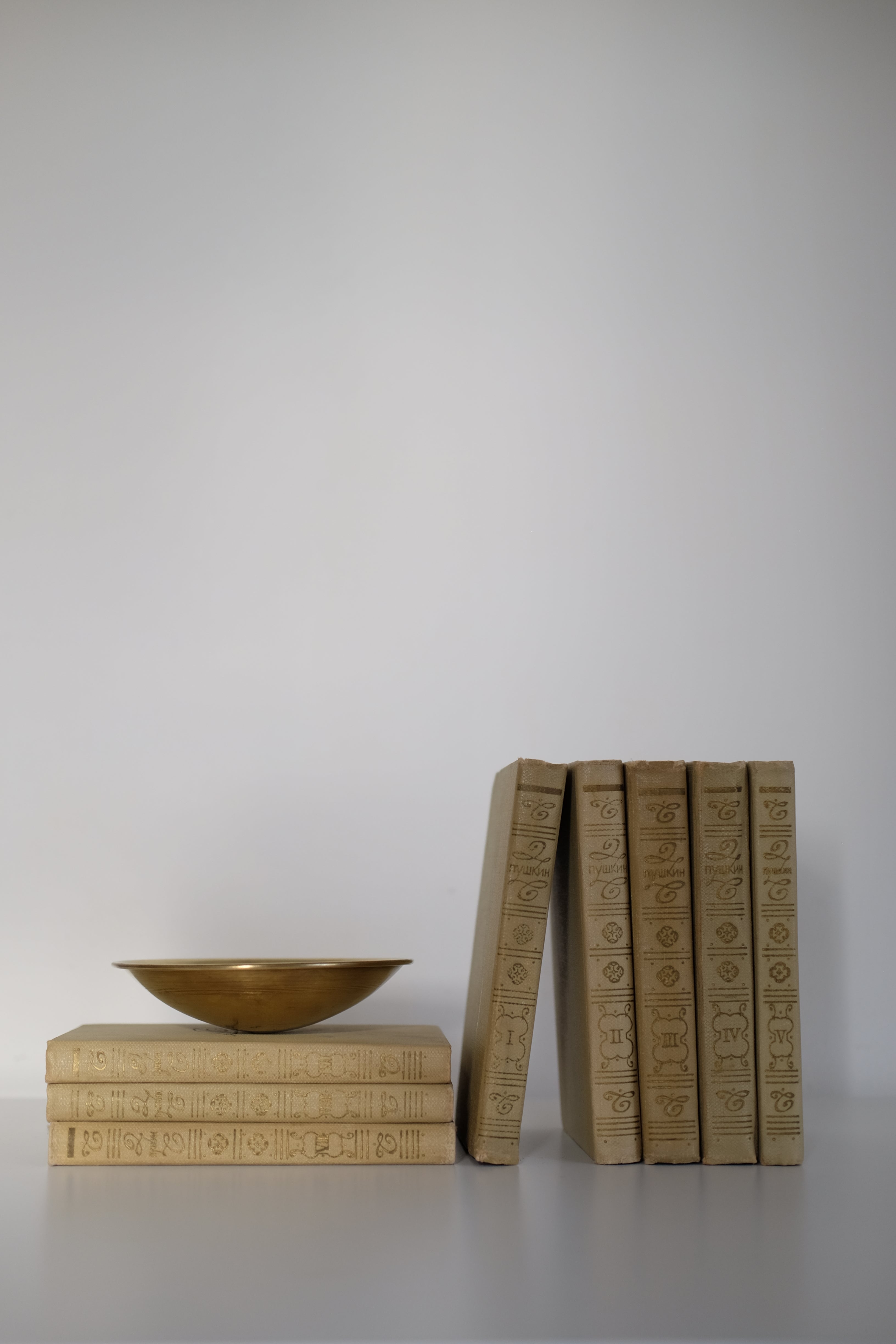 סט ספרים אוסף יצירות ושירה 8 כרכים של אלכסנדר פושקין, סדרת ספרי אספנו נדירה של אלכסנדר פושקין, פושקין הוא גדול המשוררים הרוסים בכל הזמנים, הוא שבר מוסכמות בנות מאות שנים ונחשב כאבי השירה הרוסית המודרנית, הסדרה משנת 1968, רוסיה, מושלמת לעיצוב בית ופריט נוי דקורטיבי מהמם,עיצוב לבית מושלם עם סטייל,מוצרי הום סטיילינג וינטג׳,מבחר מוצרי וינטג׳ לבית,מושלמת לעיצוב בית ופריט נוי דקורטיבי מהמם,,אקססוריז לבית יוקרתי,דברים יפים לבית,פריטי וינטאג למטבח,כלי בית וינטג׳,עיצוב בית יוקרתי,חנות עיצוב לבית,כלי בית מיוחדים ומעו