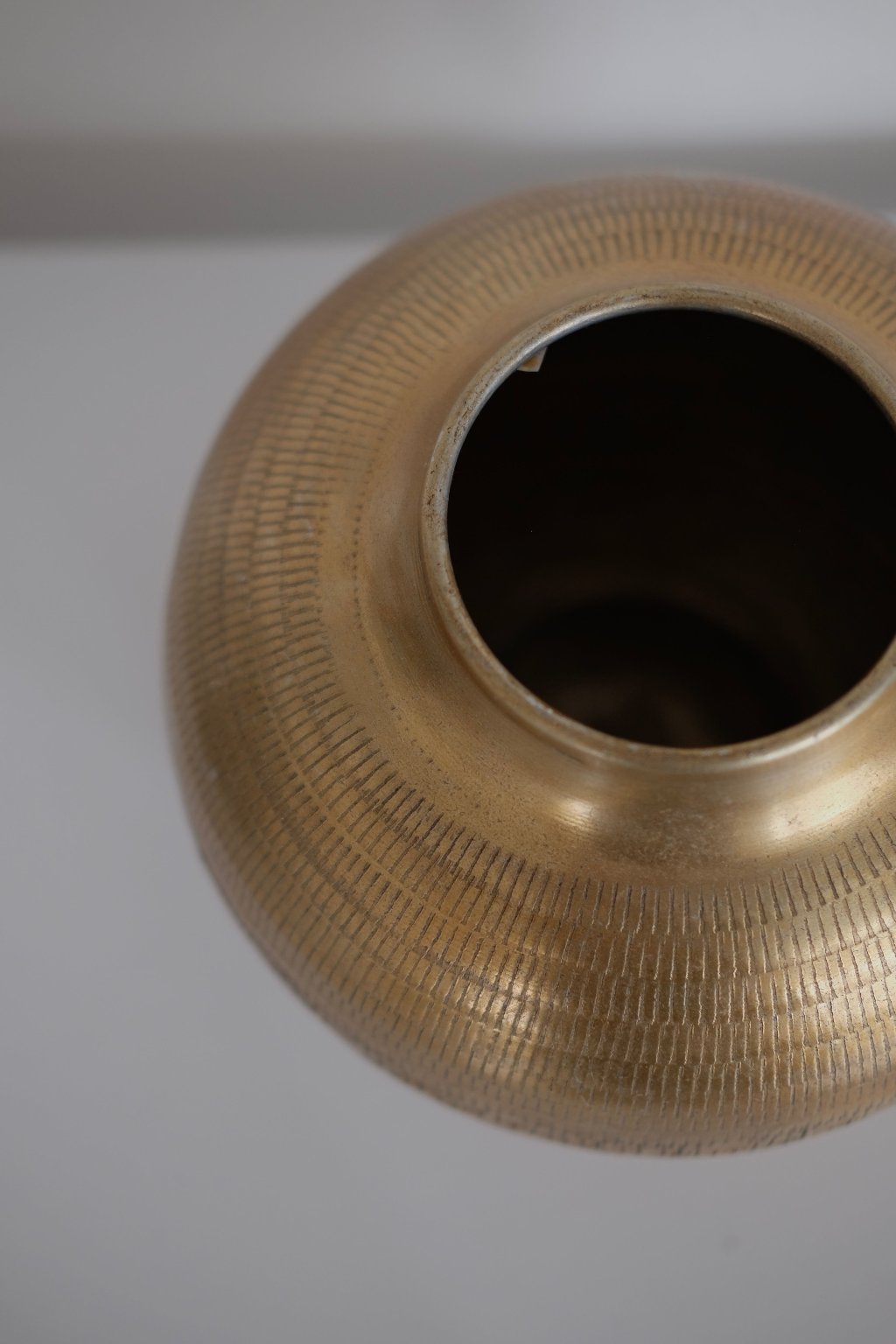 כד אגרטל מתכת זהב עגול נחושת פליז עם חריטה, חנות עתיקות,מתנות לראש השנה,רעיונות למתנות לראש השנה,מתנות קטנות לראש השנה,מתנות לשבועות,רעיונות למתנות לחג,מתנות לראש השנה מקוריות