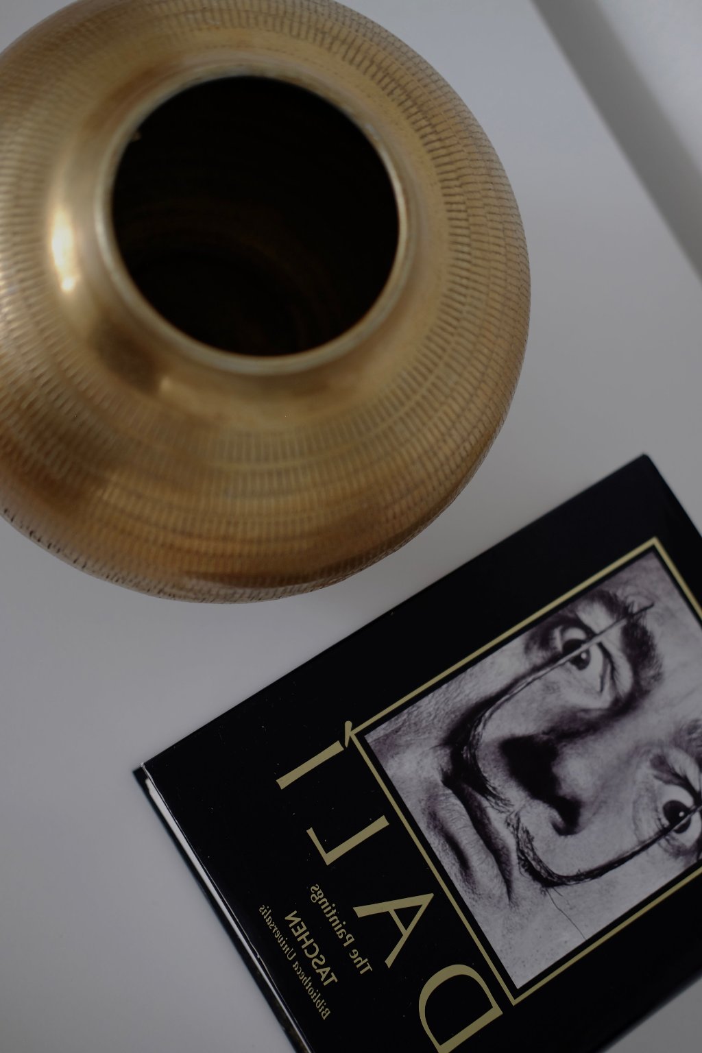 כד אגרטל מתכת זהב עגול נחושת פליז עם חריטה, חנות עתיקות,מתנות לראש השנה,רעיונות למתנות לראש השנה,מתנות קטנות לראש השנה,מתנות לשבועות,רעיונות למתנות לחג,מתנות לראש השנה מקוריות