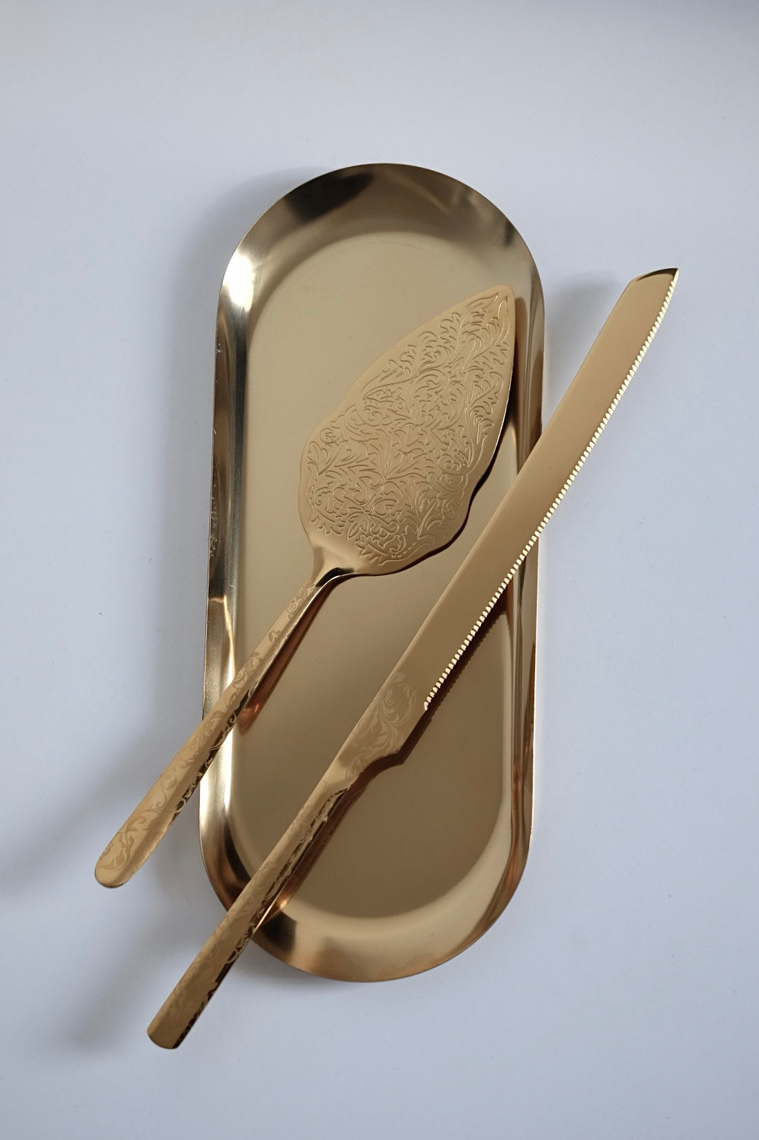 סכין לחם שימושי גם כסכין עוגה בעיצוב ייחודי ויוקרתי וינטגי ציפוי זהב תוצרת צרפת מושלם להגשה עם עוגות ועיצוב שולחן חג. מוסיפה תזכורת מתקופה הויקטוריאני ומביאות נגיעה של אלגנטיות ונוסטלגיה לעיצוב השולחן. סכין עוגה עשויה נרוסטה מצופה זהב, משדרת קסם ותחכום של העולם הישן שמשתלב עם הפריטים המודרניים באופן נהדר. פריטים עם היסטוריה לשולחן חג, אירוח והגשה עם אופי, שולחן חג שהוא חוויה, פריטים נדירים למטבח, אומנות של אירוח, אסתטיקה כלי מטבח של פעם, עיצוב שולחן ואירוח עם נשמה, פריטים לבית ושולחן חג בסגנון קלאסי יוקרתי,