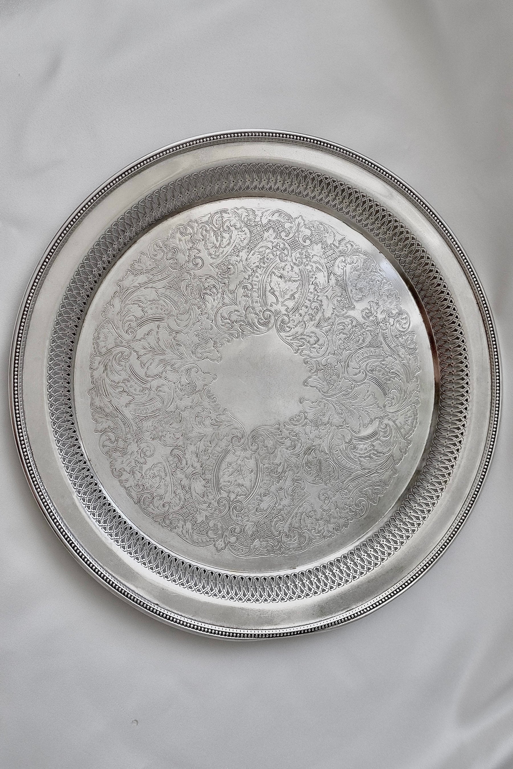 מגש עגול מתכת ציפוי כסף עתיק מעוטר בעיטורי חריטה בעבודת יד