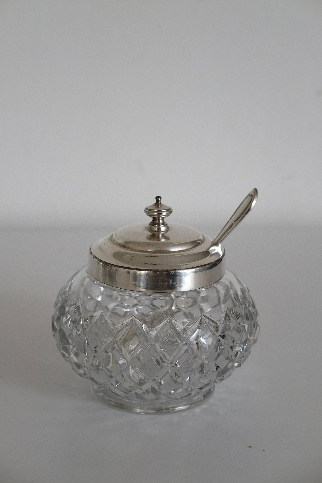 כלי לסוכר קריסטל מלוטש ביד עם כפית מתכת מצופים כסף, פריט אספנות עתיק וחתום,רעיונות לעיצוב מטבח, רעיונות לעיצוב המטבח, חפצי נוי וינטג׳ למטבח, אקססוריז וינטג׳ ו עתיקות לבית, אקססוריז למטבח, חנויות עיצוב הבית, הום סטיילינג וינטג׳ ואוסף עתיקות, עיצוב מטבח מודרני, כלי הגשה אספנות,כלי מטבח ישנים,כלי בית וינטאג',פריטי וינטאג למטבח,כלי מטבח וינטאג,חפצי נוי וינטג לבית