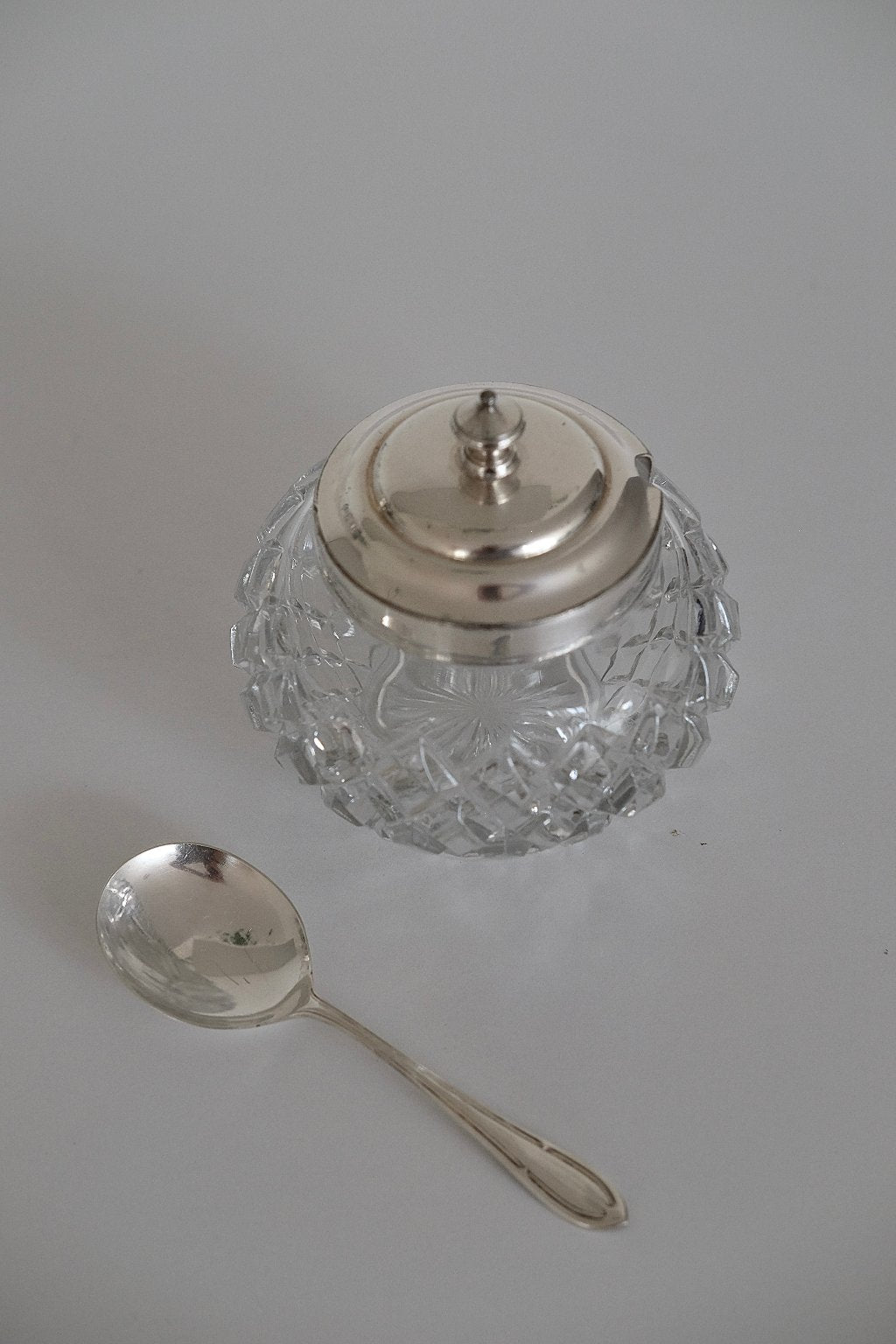 כלי לסוכר קריסטל מלוטש ביד עם כפית מתכת מצופים כסף, פריט אספנות עתיק וחתום,רעיונות לעיצוב מטבח, רעיונות לעיצוב המטבח, חפצי נוי וינטג׳ למטבח, אקססוריז וינטג׳ ו עתיקות לבית, אקססוריז למטבח, חנויות עיצוב הבית, הום סטיילינג וינטג׳ ואוסף עתיקות, עיצוב מטבח מודרני, כלי הגשה אספנות,כלי מטבח ישנים,כלי בית וינטאג',פריטי וינטאג למטבח,כלי מטבח וינטאג,חפצי נוי וינטג לבית