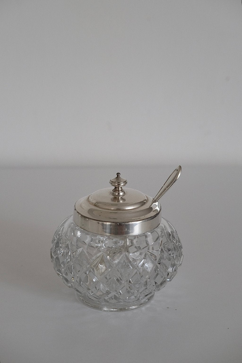 כלי לסוכר קריסטל מלוטש ביד עם כפית מתכת מצופים כסף, פריט אספנות עתיק וחתום,רעיונות לעיצוב מטבח, רעיונות לעיצוב המטבח, חפצי נוי וינטג׳ למטבח, אקססוריז וינטג׳ ו עתיקות לבית, אקססוריז למטבח, חנויות עיצוב הבית, הום סטיילינג וינטג׳ ואוסף עתיקות, עיצוב מטבח מודרני, כלי הגשה אספנות,כלי מטבח ישנים,כלי בית וינטאג',פריטי וינטאג למטבח,כלי מטבח וינטאג,חפצי נוי וינטג לבית