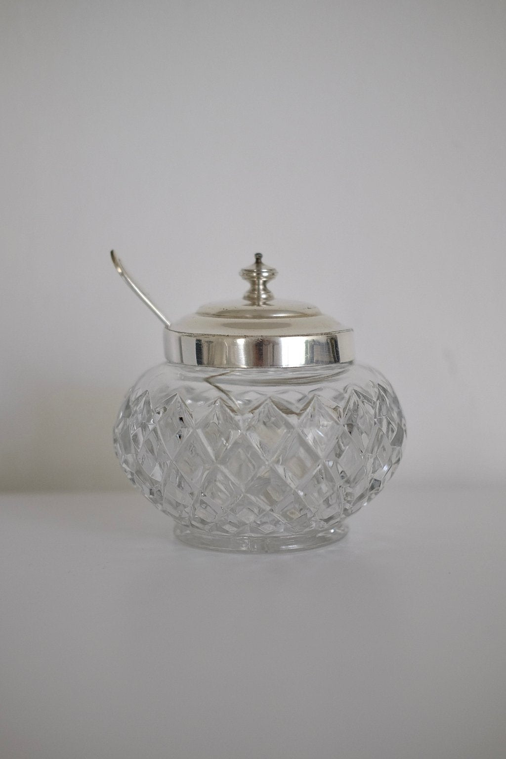 כלי לסוכר קריסטל מלוטש ביד עם כפית מתכת מצופים כסף, פריט אספנות עתיק וחתום,רעיונות לעיצוב מטבח, רעיונות לעיצוב המטבח, חפצי נוי וינטג׳ למטבח, אקססוריז וינטג׳ ו עתיקות לבית, אקססוריז למטבח, חנויות עיצוב הבית, הום סטיילינג וינטג׳ ואוסף עתיקות, עיצוב מטבח מודרני, כלי הגשה אספנות,כלי מטבח ישנים,כלי בית וינטאג',פריטי וינטאג למטבח,כלי מטבח וינטאג,חפצי נוי וינטג לבית