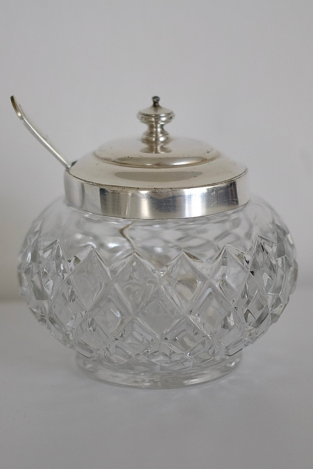 כלי לסוכר קריסטל מלוטש ביד עם כפית מתכת מצופים כסף, פריט אספנות עתיק וחתום,רעיונות לעיצוב מטבח, רעיונות לעיצוב המטבח, חפצי נוי וינטג׳ למטבח, אקססוריז וינטג׳ ו עתיקות לבית, אקססוריז למטבח, חנויות עיצוב הבית, הום סטיילינג וינטג׳ ואוסף עתיקות, עיצוב מטבח מודרני, כלי הגשה אספנות,כלי מטבח ישנים,כלי בית וינטאג',פריטי וינטאג למטבח,כלי מטבח וינטאג,חפצי נוי וינטג לבית