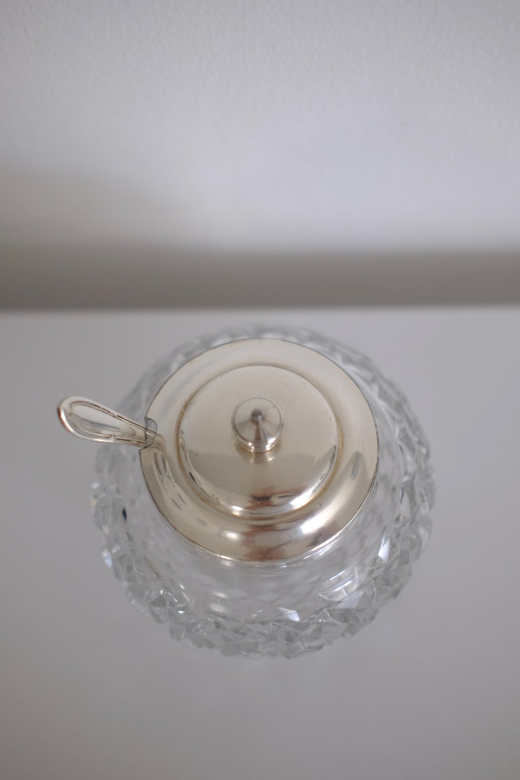 כלי לסוכר קריסטל מלוטש ביד עם כפית מתכת מצופים כסף, פריט אספנות עתיק וחתום,רעיונות לעיצוב מטבח, רעיונות לעיצוב המטבח, חפצי נוי וינטג׳ למטבח, אקססוריז וינטג׳ ו עתיקות לבית, אקססוריז למטבח, חנויות עיצוב הבית, הום סטיילינג וינטג׳ ואוסף עתיקות, עיצוב מטבח מודרני, כלי הגשה אספנות,כלי מטבח ישנים,כלי בית וינטאג',פריטי וינטאג למטבח,כלי מטבח וינטאג,חפצי נוי וינטג לבית