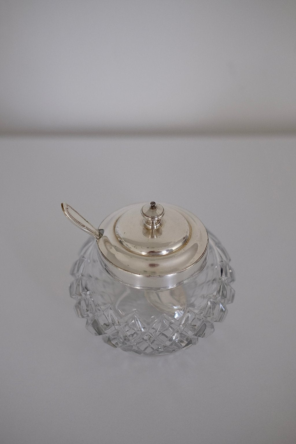 כלי לסוכר קריסטל מלוטש ביד עם כפית מתכת מצופים כסף, פריט אספנות עתיק וחתום,רעיונות לעיצוב מטבח, רעיונות לעיצוב המטבח, חפצי נוי וינטג׳ למטבח, אקססוריז וינטג׳ ו עתיקות לבית, אקססוריז למטבח, חנויות עיצוב הבית, הום סטיילינג וינטג׳ ואוסף עתיקות, עיצוב מטבח מודרני, כלי הגשה אספנות,כלי מטבח ישנים,כלי בית וינטאג',פריטי וינטאג למטבח,כלי מטבח וינטאג,חפצי נוי וינטג לבית