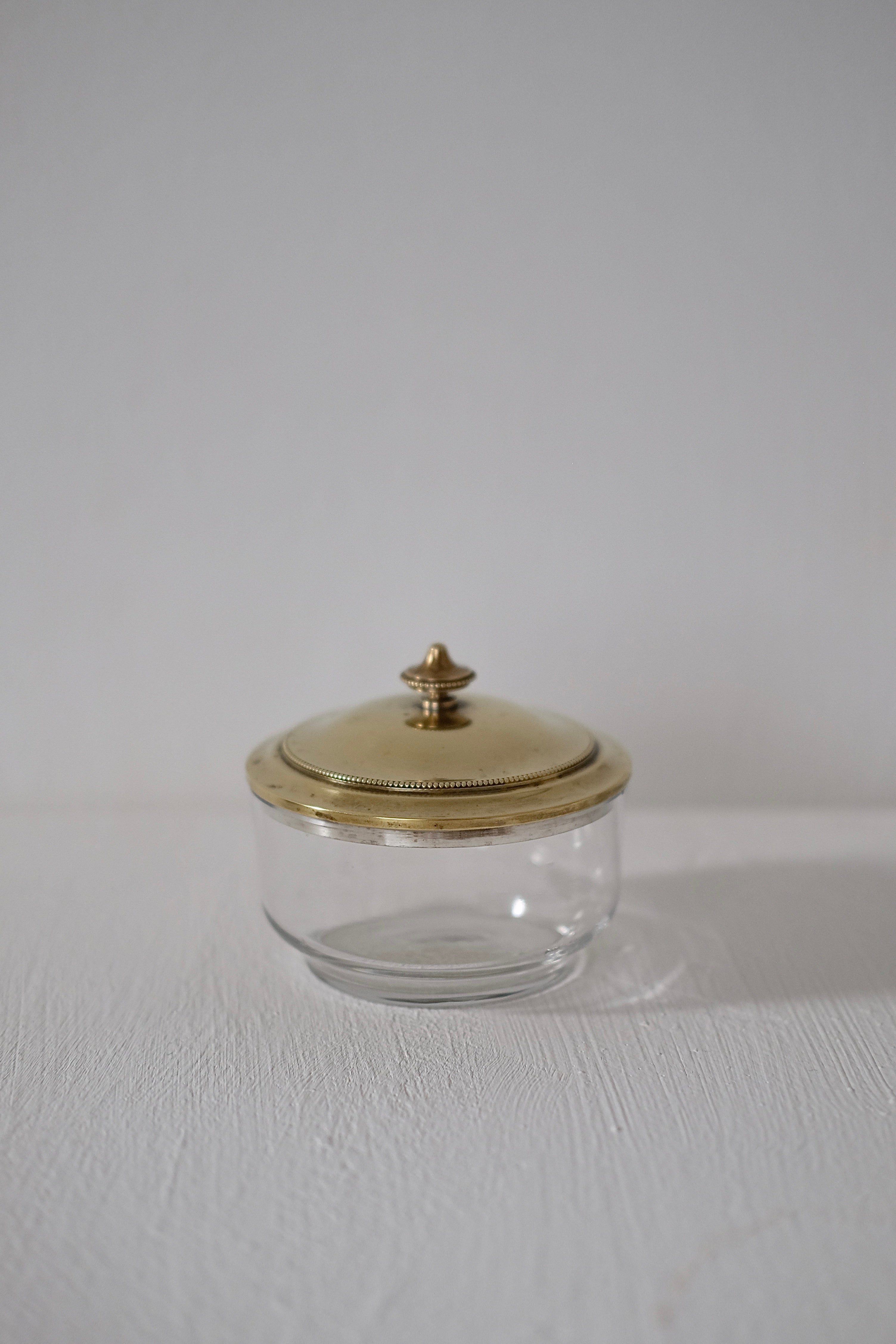 כלי סוכר וינטג׳ זכוכית עם מכסה פליז זהב מעוטר חריטה אלגנטית ויוקרתי מצרפת