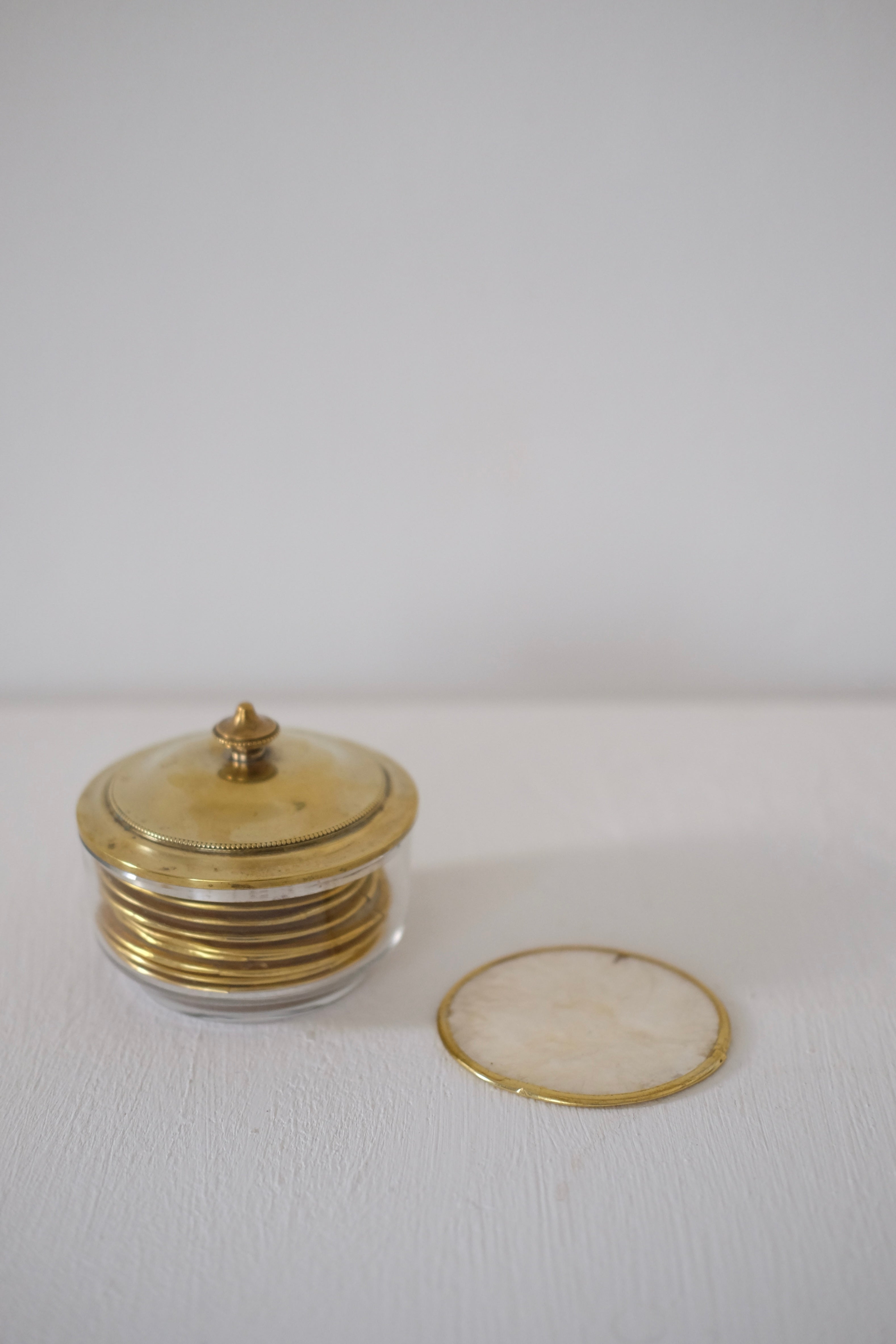 כלי סוכר וינטג׳ זכוכית עם מכסה פליז זהב מעוטר חריטה אלגנטית ויוקרתי מצרפת