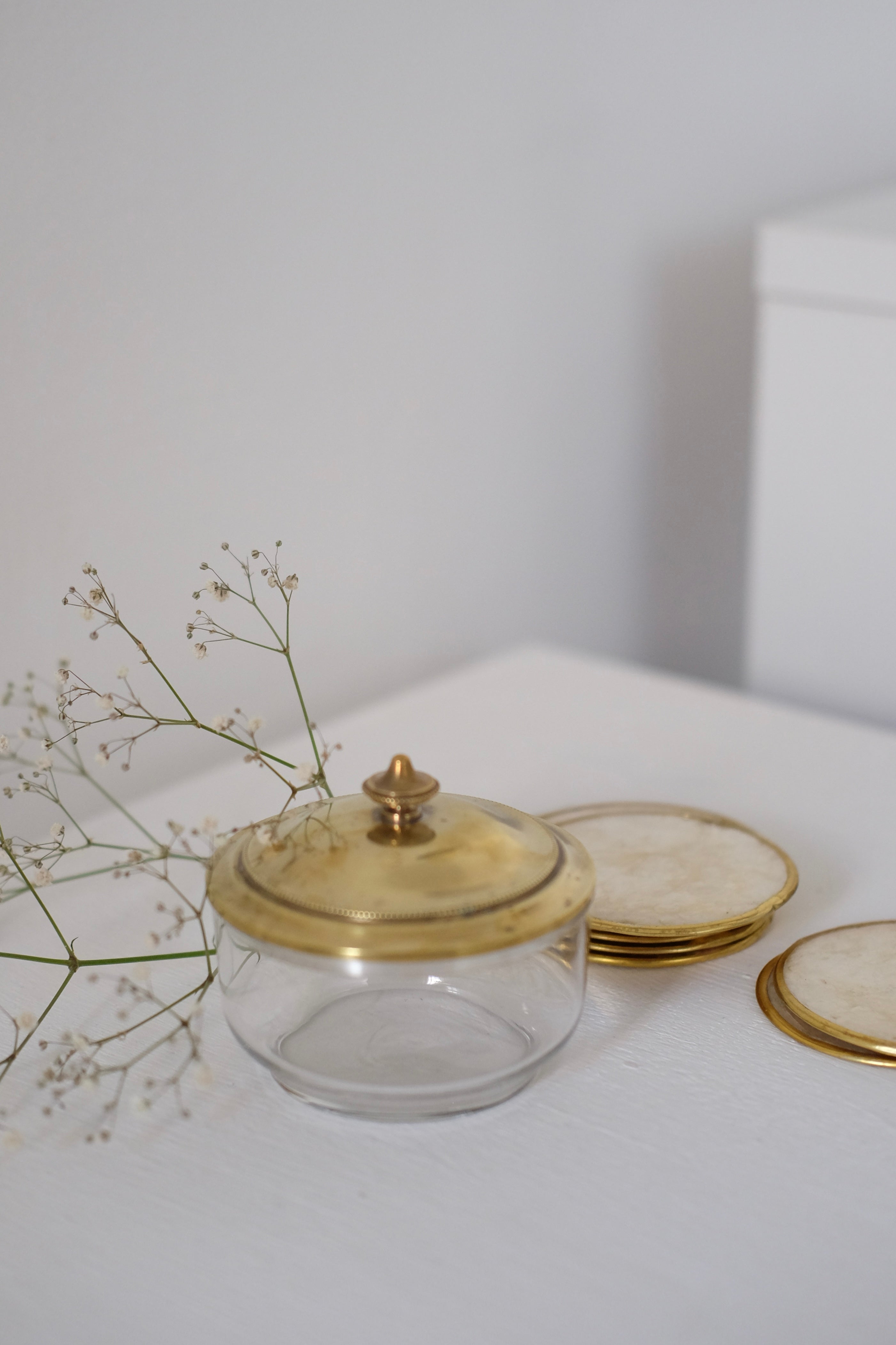 כלי סוכר וינטג׳ זכוכית עם מכסה פליז זהב מעוטר חריטה אלגנטית ויוקרתי מצרפת