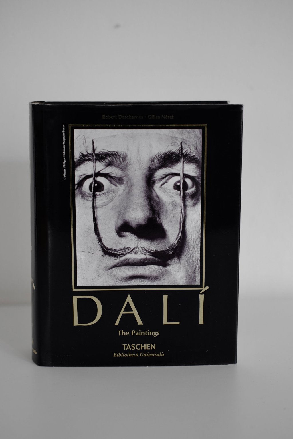 דאלי הציורים ספר מאויר מאת Taschen ,המהדורה המפוארת הזו מציגה את ציוריו של דאלי עם כתביו, רישומים וחומר ארכיוני משלו, אמנות חזותית וצילום