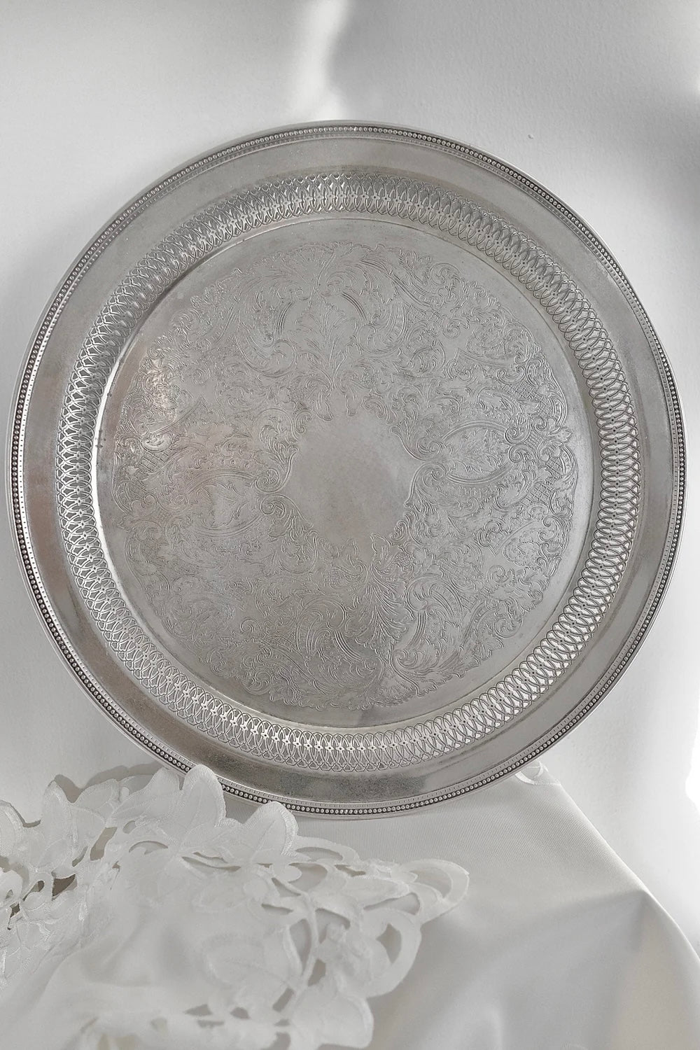 מגש עגול מתכת ציפוי כסף עתיק מעוטר בעיטורי חריטה בעבודת יד