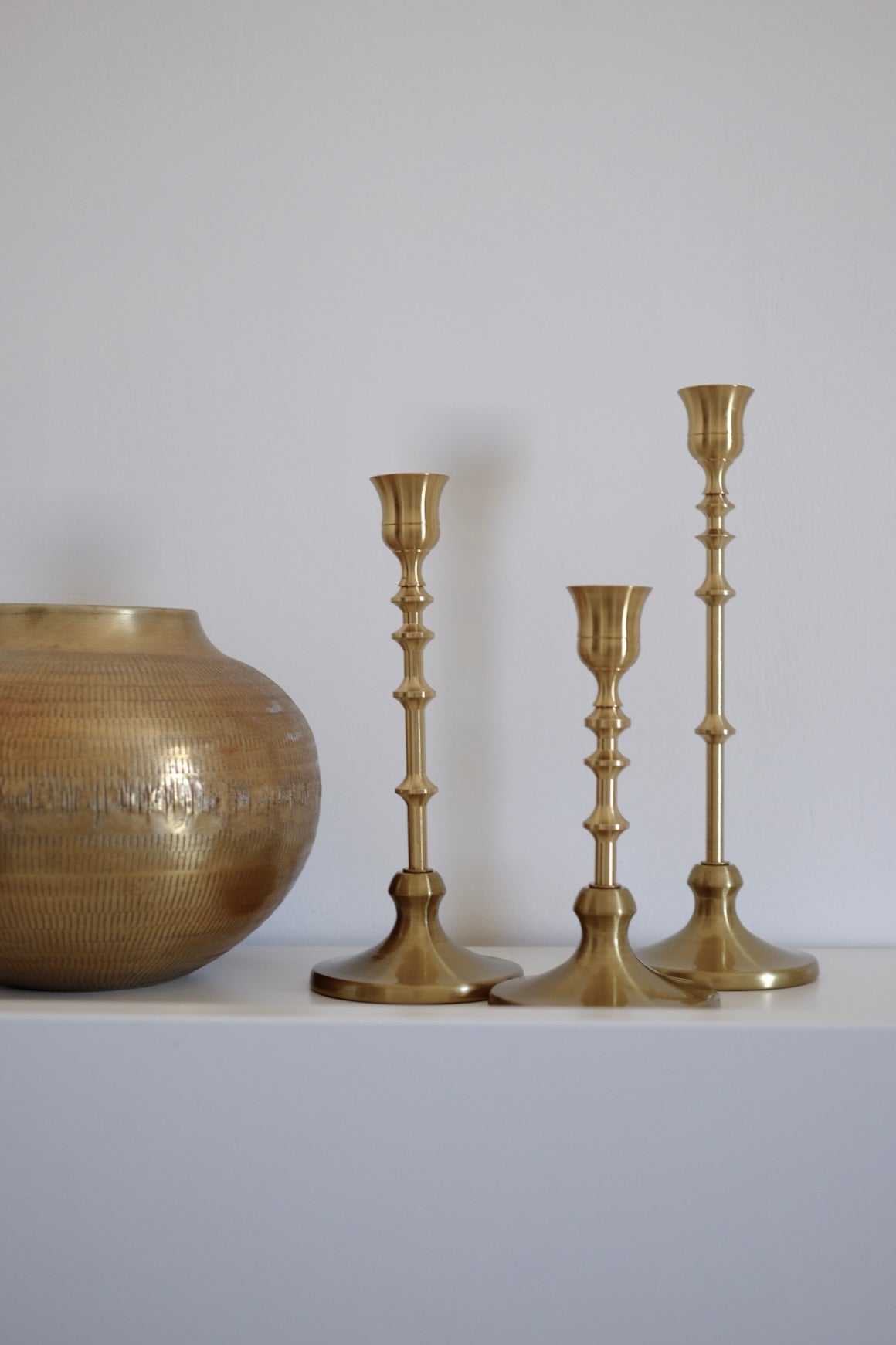 מחזיקי נרות בסגנון ויקטוריאני אלגנטי - סט של 3 מחזיקי נרות וינטג' אלגנטיים בצבע זהב מחודד - מחזיקי נרות מפליז לארוחות - חגים ועיצוב הבית - משדרים אלגנטיות וקסם נצחי - מחזיקים אלה מביאים נופך של מסורת לחללים עכשוויים - הם תוספת רב-תכליתית ואופנתית לכל סביבה - מושלמים לתצוגה לאורך כל השנה ולאירועים מיוחדים - הם גם מהווים מתנות מתחשבות ומסוגננות - משדרים אלגנטיות וקסם נצחי - מחזיקים אלה מביאים נופך של מסורת לחללים עכשוויים - הם תוספת רב-תכליתית ואופנתית לכל סביבה - מושלמים לתצוגה לאורך כל השנה ולאירועים מיוחדי