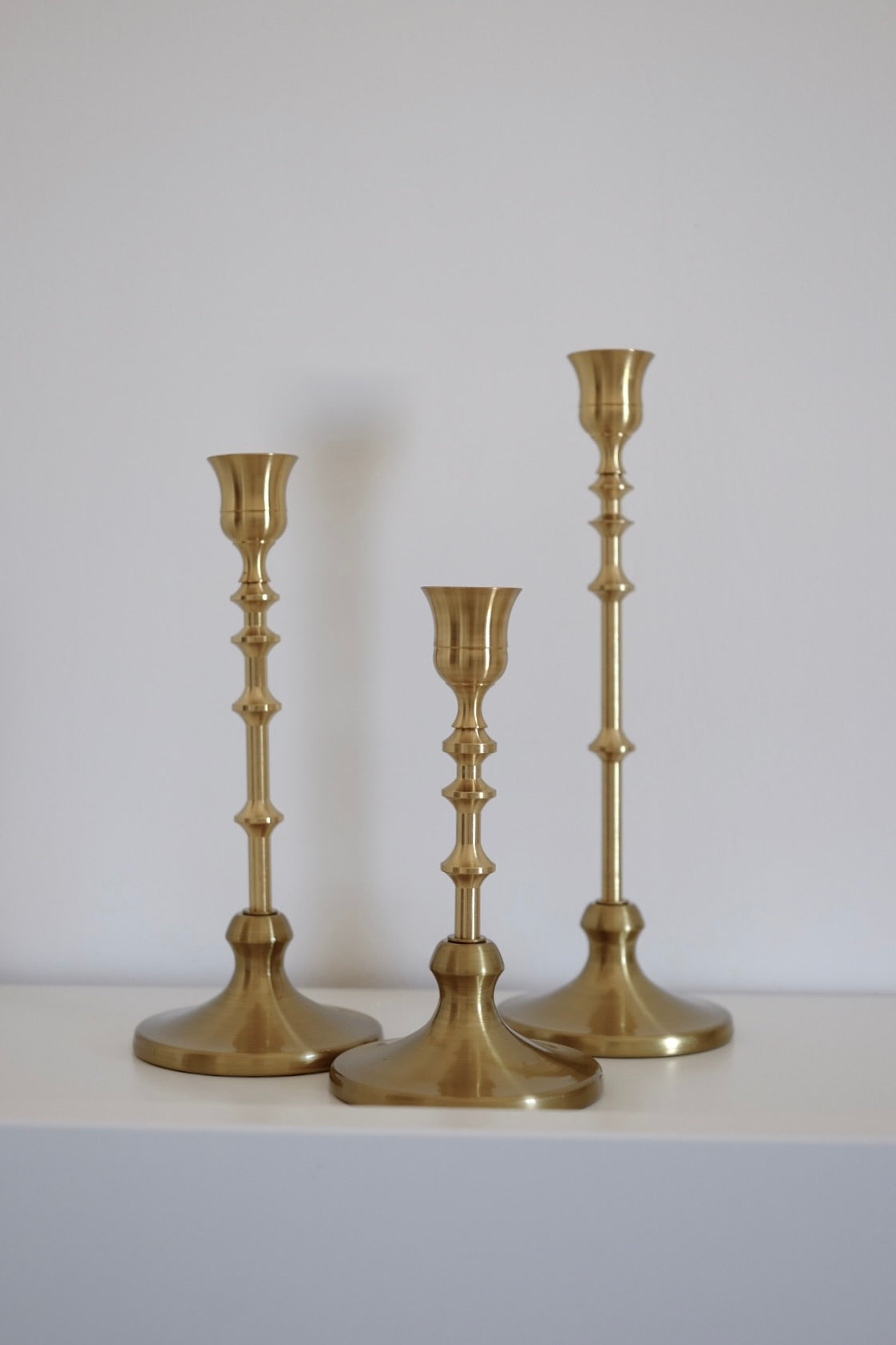 מחזיקי נרות בסגנון ויקטוריאני אלגנטי - סט של 3 מחזיקי נרות וינטג' אלגנטיים בצבע זהב מחודד - מחזיקי נרות מפליז לארוחות - חגים ועיצוב הבית - משדרים אלגנטיות וקסם נצחי - מחזיקים אלה מביאים נופך של מסורת לחללים עכשוויים - הם תוספת רב-תכליתית ואופנתית לכל סביבה - מושלמים לתצוגה לאורך כל השנה ולאירועים מיוחדים - הם גם מהווים מתנות מתחשבות ומסוגננות - משדרים אלגנטיות וקסם נצחי - מחזיקים אלה מביאים נופך של מסורת לחללים עכשוויים - הם תוספת רב-תכליתית ואופנתית לכל סביבה - מושלמים לתצוגה לאורך כל השנה ולאירועים מיוחדי