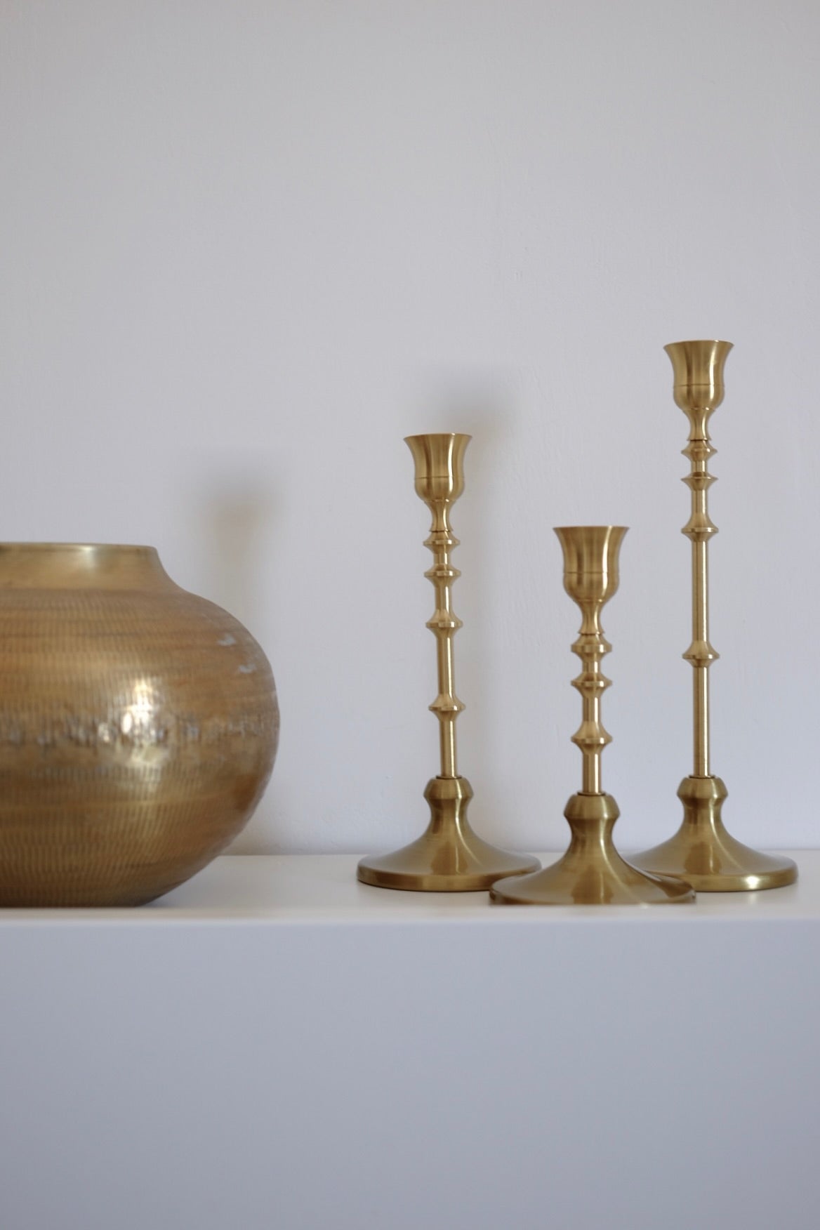 מחזיקי נרות בסגנון ויקטוריאני אלגנטי - סט של 3 מחזיקי נרות וינטג' אלגנטיים בצבע זהב מחודד - מחזיקי נרות מפליז לארוחות - חגים ועיצוב הבית - משדרים אלגנטיות וקסם נצחי - מחזיקים אלה מביאים נופך של מסורת לחללים עכשוויים - הם תוספת רב-תכליתית ואופנתית לכל סביבה - מושלמים לתצוגה לאורך כל השנה ולאירועים מיוחדים - הם גם מהווים מתנות מתחשבות ומסוגננות - משדרים אלגנטיות וקסם נצחי - מחזיקים אלה מביאים נופך של מסורת לחללים עכשוויים - הם תוספת רב-תכליתית ואופנתית לכל סביבה - מושלמים לתצוגה לאורך כל השנה ולאירועים מיוחדי