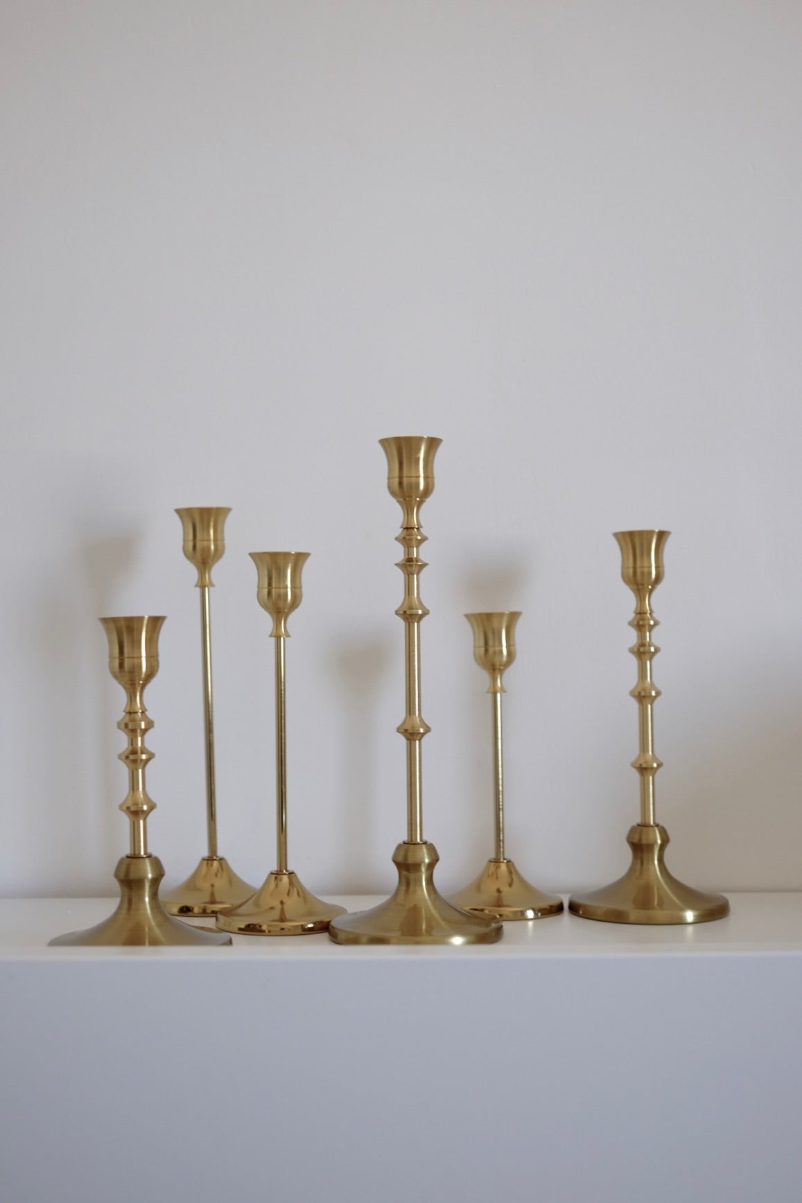 מחזיקי נרות בסגנון ויקטוריאני אלגנטי - סט של 3 מחזיקי נרות וינטג' אלגנטיים בצבע זהב מחודד - מחזיקי נרות מפליז לארוחות - חגים ועיצוב הבית - משדרים אלגנטיות וקסם נצחי - מחזיקים אלה מביאים נופך של מסורת לחללים עכשוויים - הם תוספת רב-תכליתית ואופנתית לכל סביבה - מושלמים לתצוגה לאורך כל השנה ולאירועים מיוחדים - הם גם מהווים מתנות מתחשבות ומסוגננות - משדרים אלגנטיות וקסם נצחי - מחזיקים אלה מביאים נופך של מסורת לחללים עכשוויים - הם תוספת רב-תכליתית ואופנתית לכל סביבה - מושלמים לתצוגה לאורך כל השנה ולאירועים מיוחדי