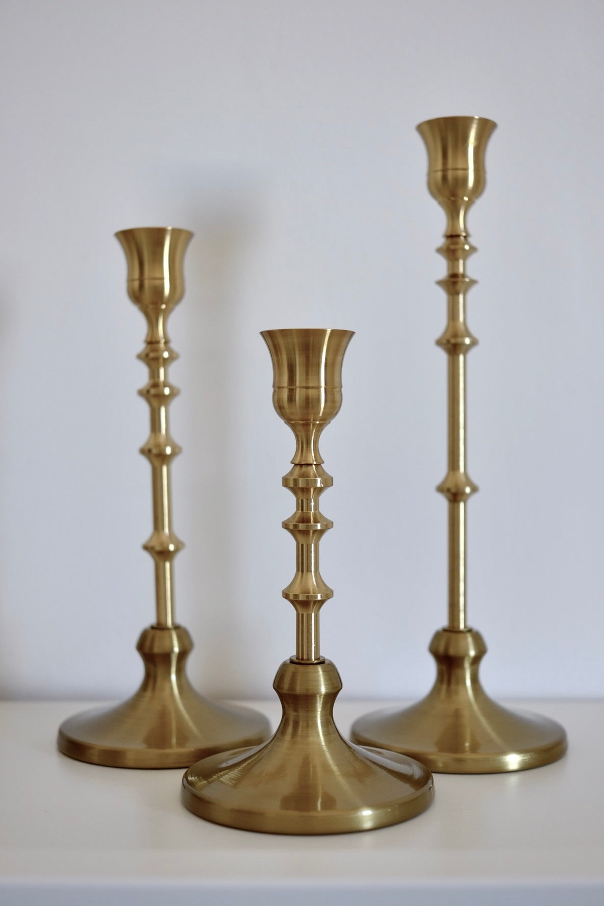 מחזיקי נרות בסגנון ויקטוריאני אלגנטי - סט של 3 מחזיקי נרות וינטג' אלגנטיים בצבע זהב מחודד - מחזיקי נרות מפליז לארוחות - חגים ועיצוב הבית - משדרים אלגנטיות וקסם נצחי - מחזיקים אלה מביאים נופך של מסורת לחללים עכשוויים - הם תוספת רב-תכליתית ואופנתית לכל סביבה - מושלמים לתצוגה לאורך כל השנה ולאירועים מיוחדים - הם גם מהווים מתנות מתחשבות ומסוגננות - משדרים אלגנטיות וקסם נצחי - מחזיקים אלה מביאים נופך של מסורת לחללים עכשוויים - הם תוספת רב-תכליתית ואופנתית לכל סביבה - מושלמים לתצוגה לאורך כל השנה ולאירועים מיוחדי