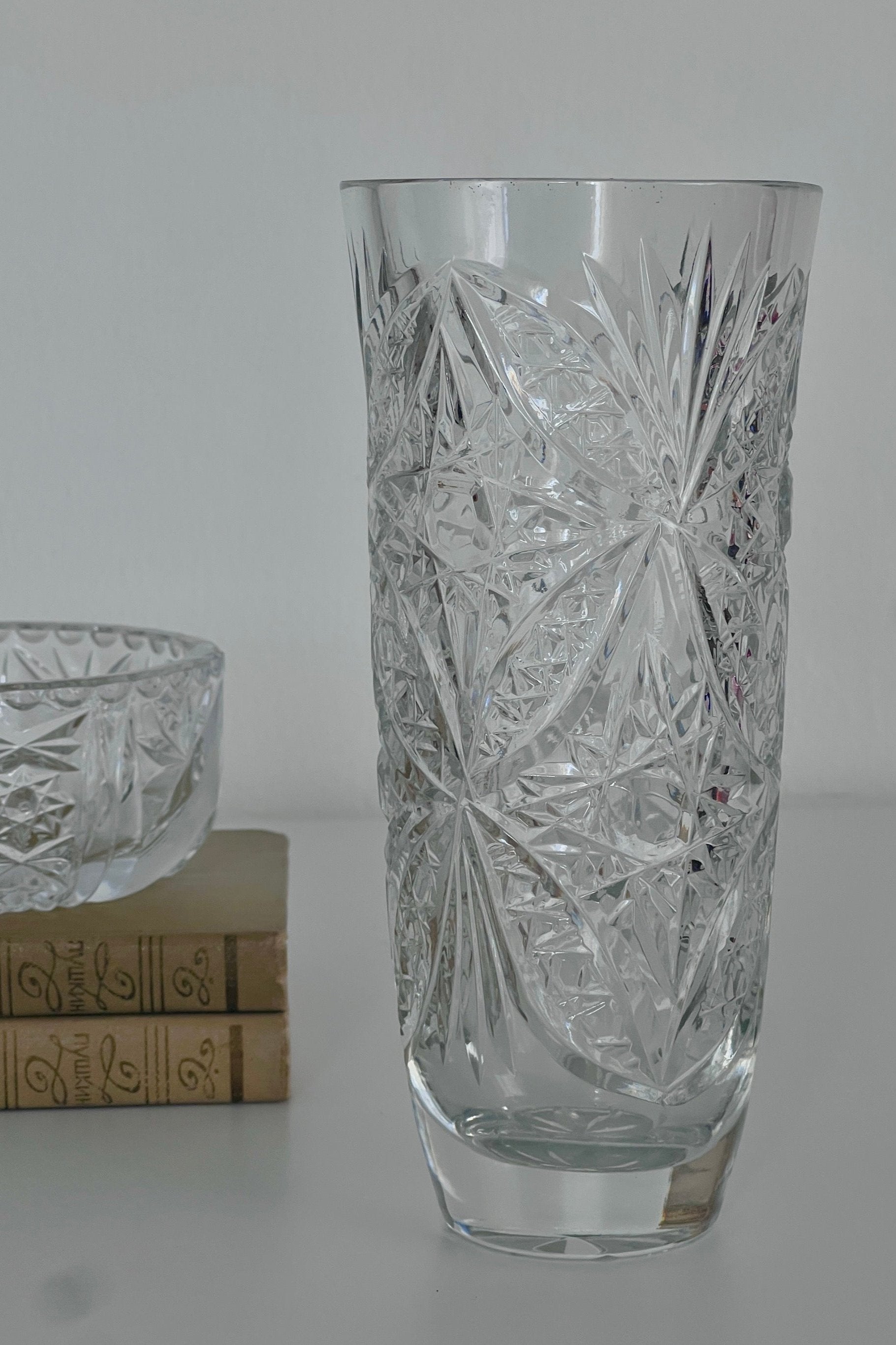 אגרטל וינטג׳ קריסטל צ'כי בוהמיה גדולה מעוטרת ליטוש בעבודת יד, ואזה קריסטל צ'כי בוהמיה עבודת יד, אגרטל מבית המותג בוהמיה Bohemia
ואזה מושלמת לעיצוב בית ופריט נוי דקורטיבי מהמם,,אקססוריז לבית יוקרתי,דברים יפים לבית,פריטי וינטאג למטבח,כלי בית וינטג׳,עיצוב בית יוקרתי,חנות עיצוב לבית,כלי בית מיוחדים ומעוצבים,אקססוריז יפים ומיוחדים לבית,עיצוב לבית מושלם עם סטייל,מוצרי הום סטיילינג וינטג׳,מבחר מוצרי וינטג׳ לבית