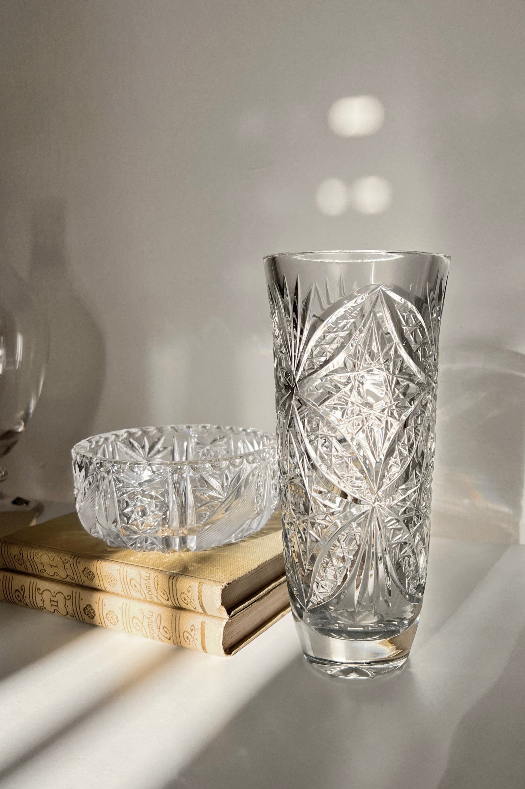 אגרטל וינטג׳ קריסטל צ'כי בוהמיה גדולה מעוטרת ליטוש בעבודת יד, ואזה קריסטל צ'כי בוהמיה עבודת יד, אגרטל מבית המותג בוהמיה Bohemia
ואזה מושלמת לעיצוב בית ופריט נוי דקורטיבי מהמם,,אקססוריז לבית יוקרתי,דברים יפים לבית,פריטי וינטאג למטבח,כלי בית וינטג׳,עיצוב בית יוקרתי,חנות עיצוב לבית,כלי בית מיוחדים ומעוצבים,אקססוריז יפים ומיוחדים לבית,עיצוב לבית מושלם עם סטייל,מוצרי הום סטיילינג וינטג׳,מבחר מוצרי וינטג׳ לבית