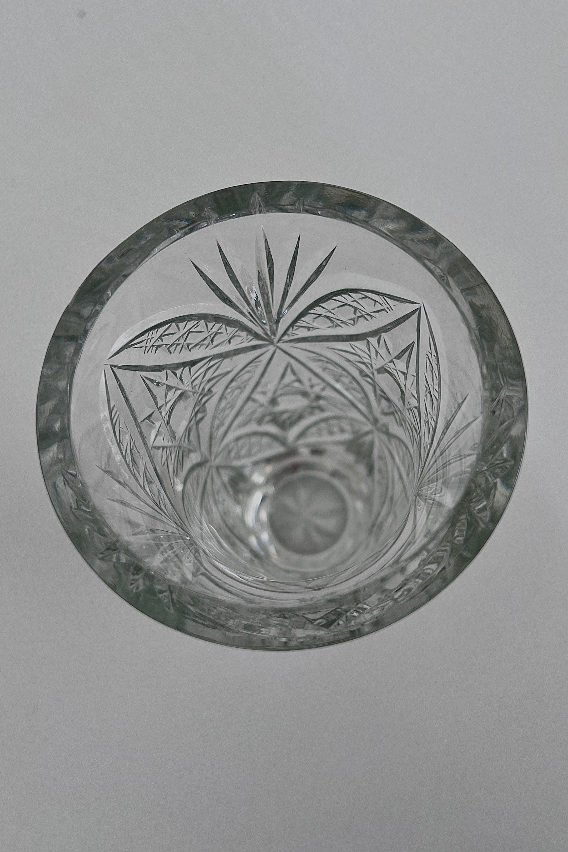 אגרטל וינטג׳ קריסטל צ'כי בוהמיה גדולה מעוטרת ליטוש בעבודת יד, ואזה קריסטל צ'כי בוהמיה עבודת יד, אגרטל מבית המותג בוהמיה Bohemia
ואזה מושלמת לעיצוב בית ופריט נוי דקורטיבי מהמם,,אקססוריז לבית יוקרתי,דברים יפים לבית,פריטי וינטאג למטבח,כלי בית וינטג׳,עיצוב בית יוקרתי,חנות עיצוב לבית,כלי בית מיוחדים ומעוצבים,אקססוריז יפים ומיוחדים לבית,עיצוב לבית מושלם עם סטייל,מוצרי הום סטיילינג וינטג׳,מבחר מוצרי וינטג׳ לבית