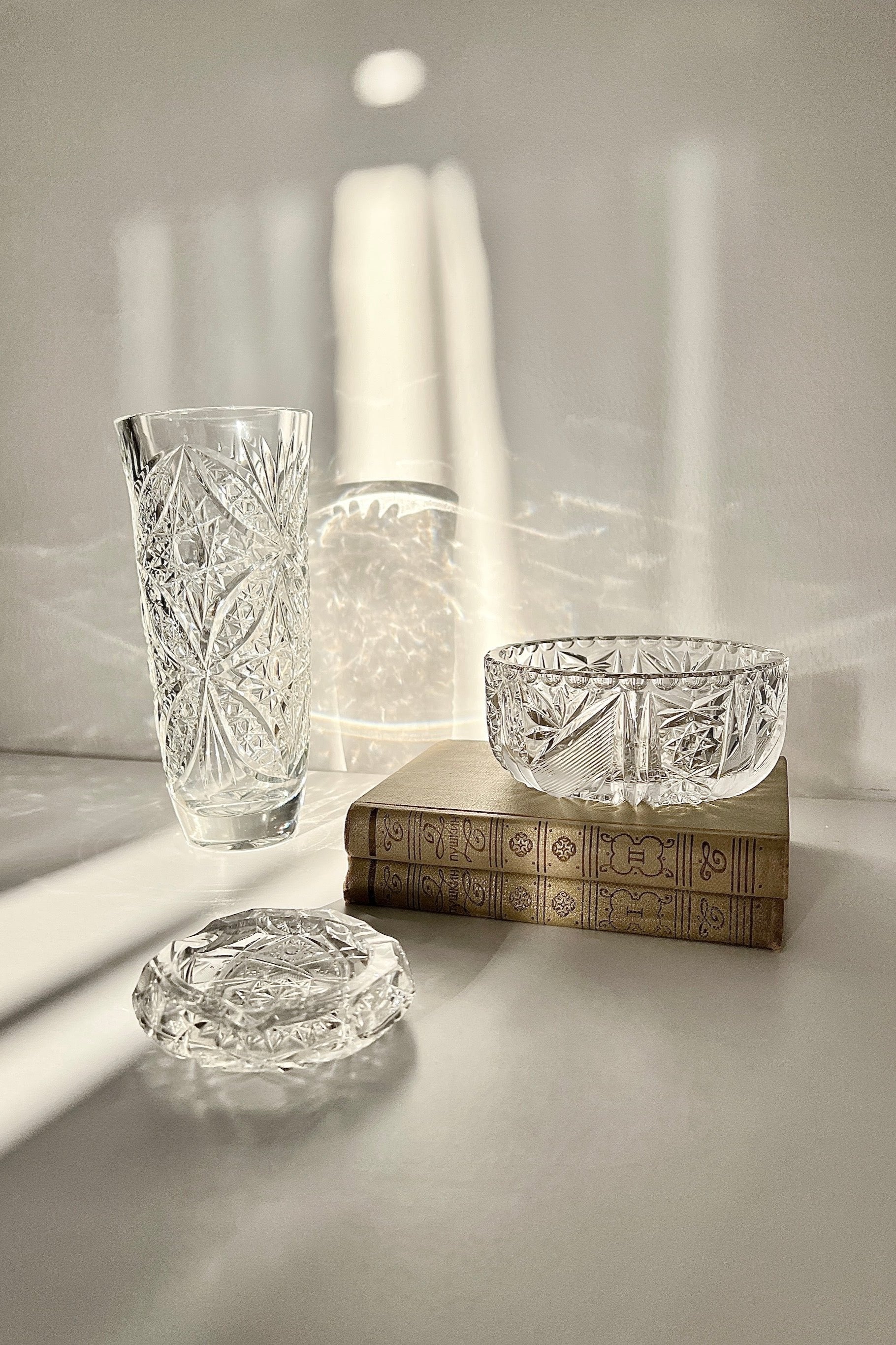 אגרטל וינטג׳ קריסטל צ'כי בוהמיה גדולה מעוטרת ליטוש בעבודת יד, ואזה קריסטל צ'כי בוהמיה עבודת יד, אגרטל מבית המותג בוהמיה Bohemia
ואזה מושלמת לעיצוב בית ופריט נוי דקורטיבי מהמם,,אקססוריז לבית יוקרתי,דברים יפים לבית,פריטי וינטאג למטבח,כלי בית וינטג׳,עיצוב בית יוקרתי,חנות עיצוב לבית,כלי בית מיוחדים ומעוצבים,אקססוריז יפים ומיוחדים לבית,עיצוב לבית מושלם עם סטייל,מוצרי הום סטיילינג וינטג׳,מבחר מוצרי וינטג׳ לבית