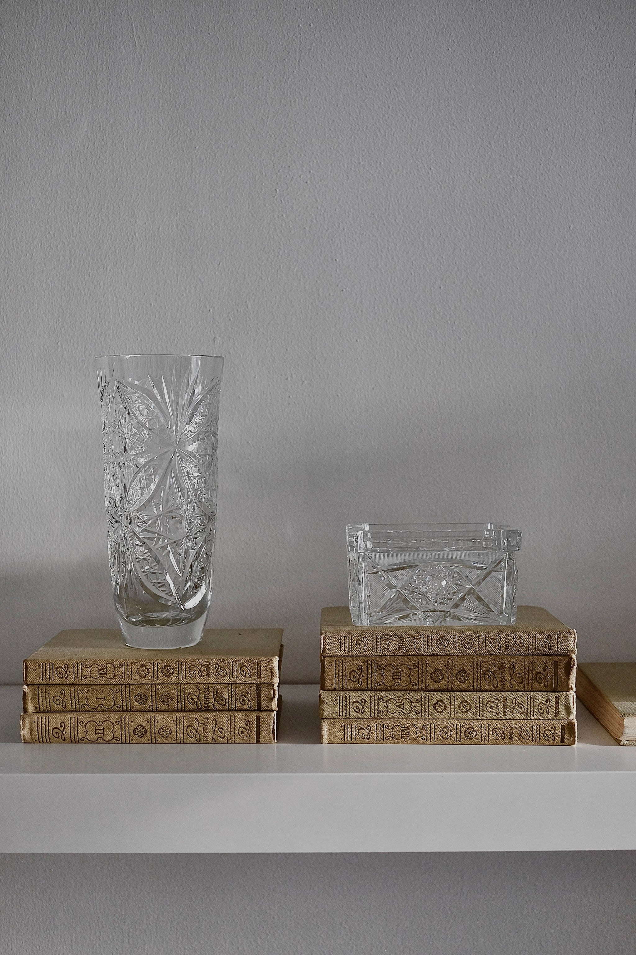 אגרטל וינטג׳ קריסטל צ'כי בוהמיה גדולה מעוטרת ליטוש בעבודת יד, ואזה קריסטל צ'כי בוהמיה עבודת יד, אגרטל מבית המותג בוהמיה Bohemia
ואזה מושלמת לעיצוב בית ופריט נוי דקורטיבי מהמם,,אקססוריז לבית יוקרתי,דברים יפים לבית,פריטי וינטאג למטבח,כלי בית וינטג׳,עיצוב בית יוקרתי,חנות עיצוב לבית,כלי בית מיוחדים ומעוצבים,אקססוריז יפים ומיוחדים לבית,עיצוב לבית מושלם עם סטייל,מוצרי הום סטיילינג וינטג׳,מבחר מוצרי וינטג׳ לבית