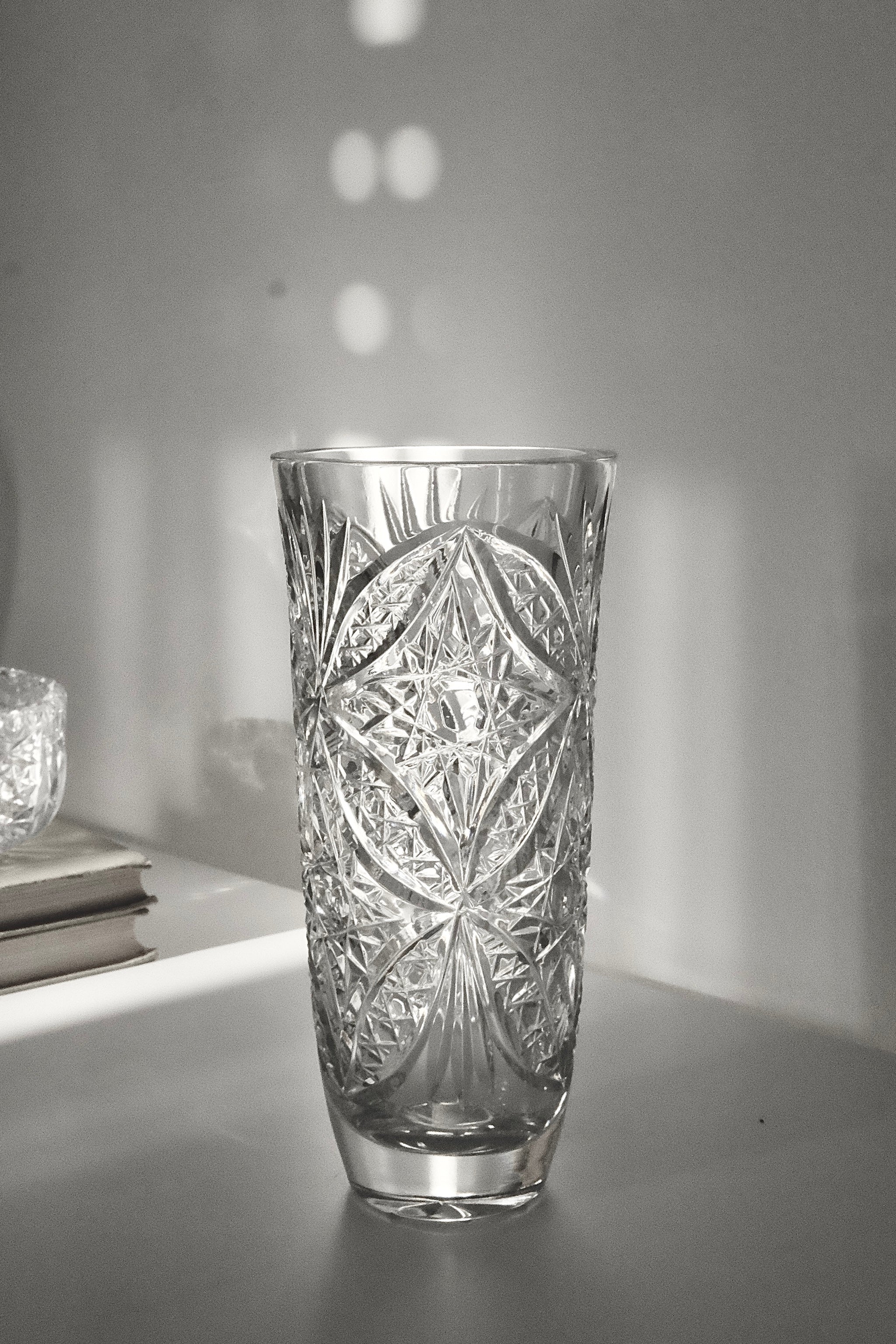 אגרטל וינטג׳ קריסטל צ'כי בוהמיה גדולה מעוטרת ליטוש בעבודת יד, ואזה קריסטל צ'כי בוהמיה עבודת יד, אגרטל מבית המותג בוהמיה Bohemia
ואזה מושלמת לעיצוב בית ופריט נוי דקורטיבי מהמם,,אקססוריז לבית יוקרתי,דברים יפים לבית,פריטי וינטאג למטבח,כלי בית וינטג׳,עיצוב בית יוקרתי,חנות עיצוב לבית,כלי בית מיוחדים ומעוצבים,אקססוריז יפים ומיוחדים לבית,עיצוב לבית מושלם עם סטייל,מוצרי הום סטיילינג וינטג׳,מבחר מוצרי וינטג׳ לבית