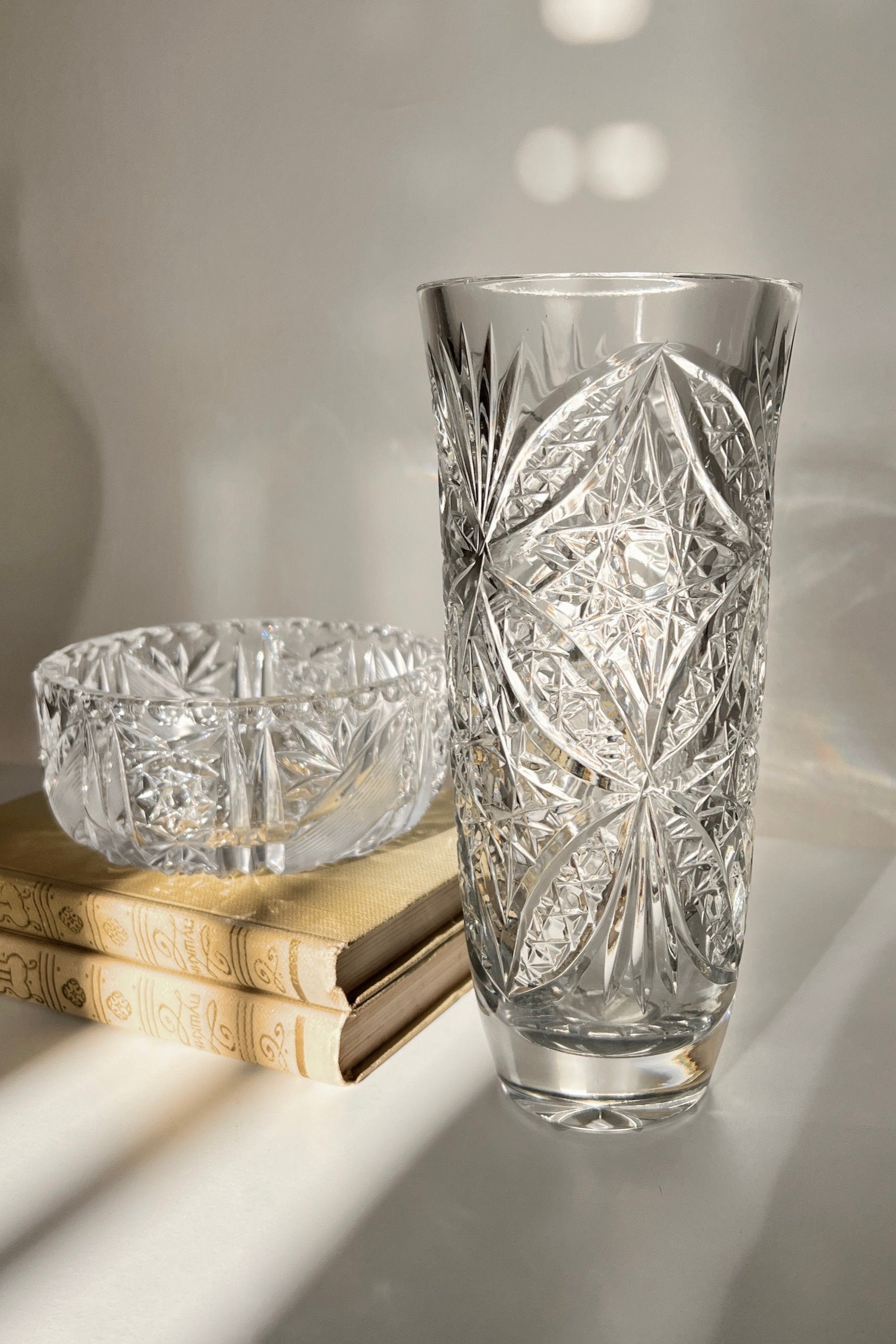 אגרטל וינטג׳ קריסטל צ'כי בוהמיה גדולה מעוטרת ליטוש בעבודת יד, ואזה קריסטל צ'כי בוהמיה עבודת יד, אגרטל מבית המותג בוהמיה Bohemia
ואזה מושלמת לעיצוב בית ופריט נוי דקורטיבי מהמם,,אקססוריז לבית יוקרתי,דברים יפים לבית,פריטי וינטאג למטבח,כלי בית וינטג׳,עיצוב בית יוקרתי,חנות עיצוב לבית,כלי בית מיוחדים ומעוצבים,אקססוריז יפים ומיוחדים לבית,עיצוב לבית מושלם עם סטייל,מוצרי הום סטיילינג וינטג׳,מבחר מוצרי וינטג׳ לבית