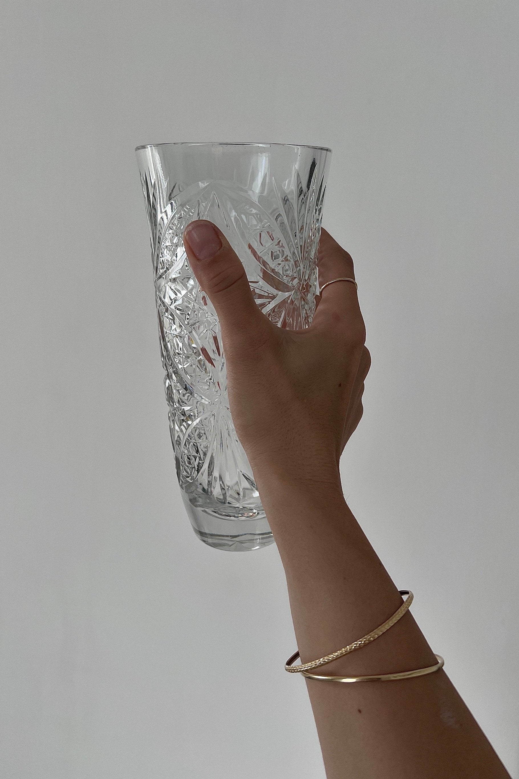 אגרטל וינטג׳ קריסטל צ'כי בוהמיה גדולה מעוטרת ליטוש בעבודת יד, ואזה קריסטל צ'כי בוהמיה עבודת יד, אגרטל מבית המותג בוהמיה Bohemia
ואזה מושלמת לעיצוב בית ופריט נוי דקורטיבי מהמם,,אקססוריז לבית יוקרתי,דברים יפים לבית,פריטי וינטאג למטבח,כלי בית וינטג׳,עיצוב בית יוקרתי,חנות עיצוב לבית,כלי בית מיוחדים ומעוצבים,אקססוריז יפים ומיוחדים לבית,עיצוב לבית מושלם עם סטייל,מוצרי הום סטיילינג וינטג׳,מבחר מוצרי וינטג׳ לבית