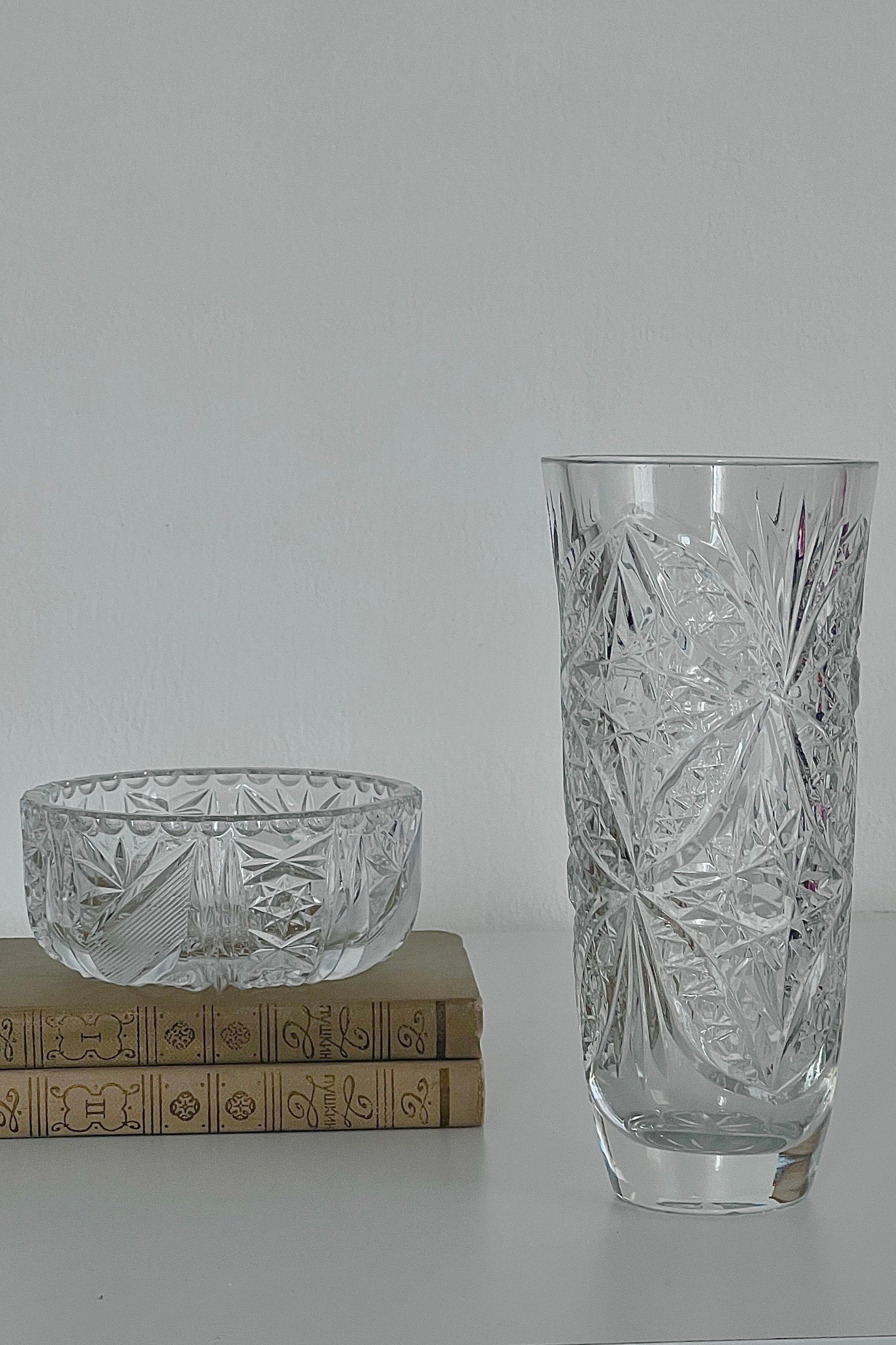 אגרטל וינטג׳ קריסטל צ'כי בוהמיה גדולה מעוטרת ליטוש בעבודת יד, ואזה קריסטל צ'כי בוהמיה עבודת יד, אגרטל מבית המותג בוהמיה Bohemia
ואזה מושלמת לעיצוב בית ופריט נוי דקורטיבי מהמם,,אקססוריז לבית יוקרתי,דברים יפים לבית,פריטי וינטאג למטבח,כלי בית וינטג׳,עיצוב בית יוקרתי,חנות עיצוב לבית,כלי בית מיוחדים ומעוצבים,אקססוריז יפים ומיוחדים לבית,עיצוב לבית מושלם עם סטייל,מוצרי הום סטיילינג וינטג׳,מבחר מוצרי וינטג׳ לבית