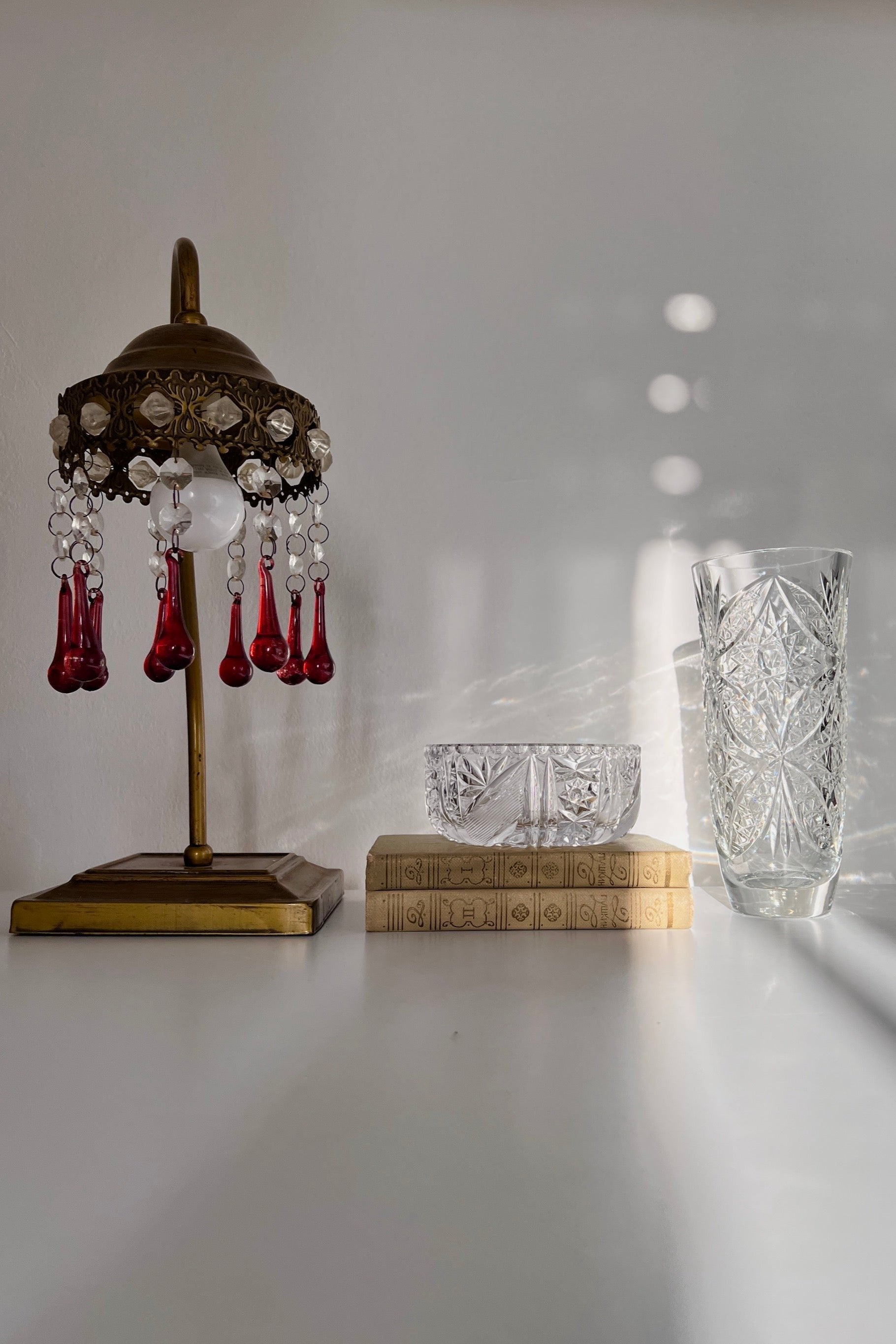 אגרטל וינטג׳ קריסטל צ'כי בוהמיה גדולה מעוטרת ליטוש בעבודת יד, ואזה קריסטל צ'כי בוהמיה עבודת יד, אגרטל מבית המותג בוהמיה Bohemia
ואזה מושלמת לעיצוב בית ופריט נוי דקורטיבי מהמם,,אקססוריז לבית יוקרתי,דברים יפים לבית,פריטי וינטאג למטבח,כלי בית וינטג׳,עיצוב בית יוקרתי,חנות עיצוב לבית,כלי בית מיוחדים ומעוצבים,אקססוריז יפים ומיוחדים לבית,עיצוב לבית מושלם עם סטייל,מוצרי הום סטיילינג וינטג׳,מבחר מוצרי וינטג׳ לבית