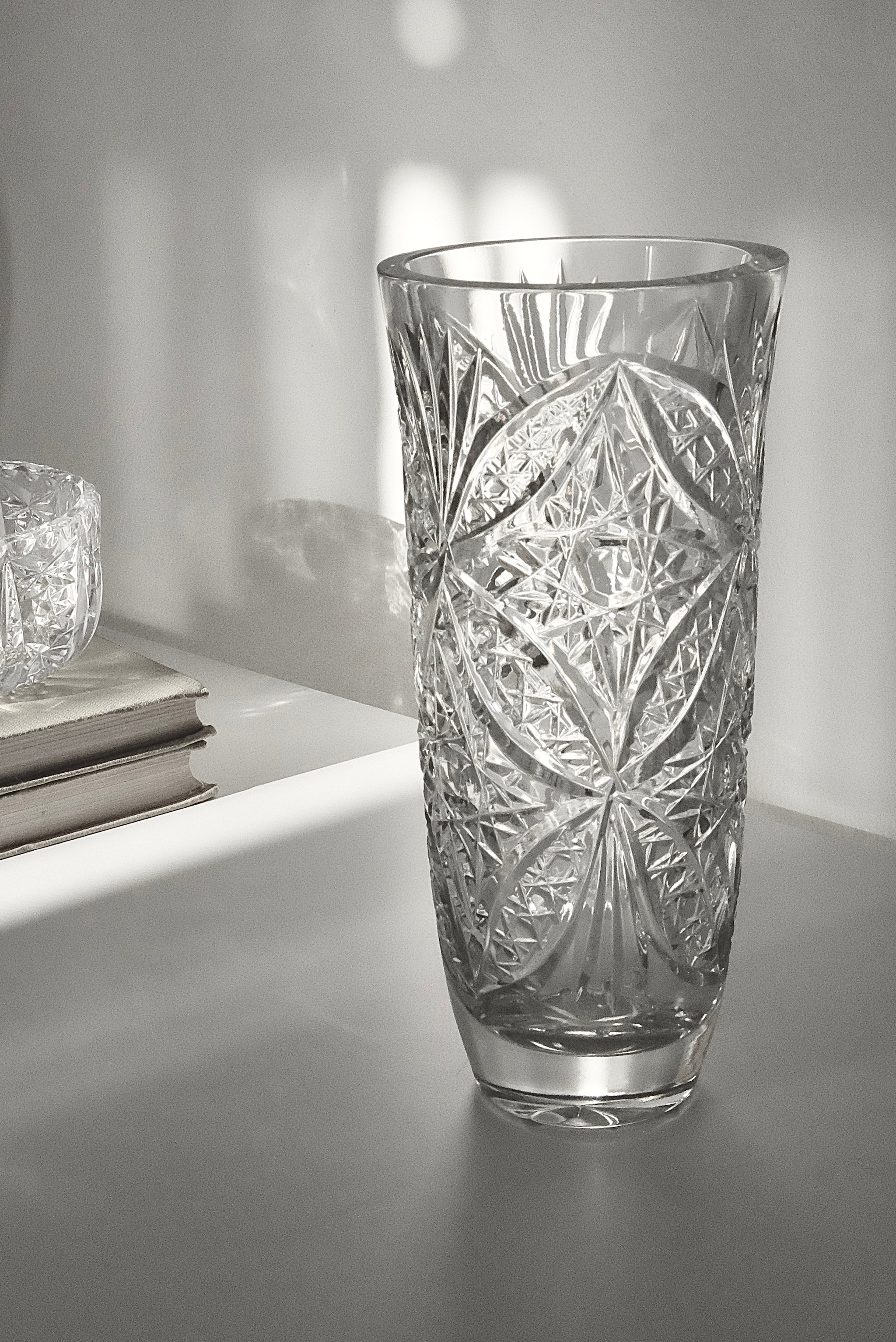 אגרטל וינטג׳ קריסטל צ'כי בוהמיה גדולה מעוטרת ליטוש בעבודת יד, ואזה קריסטל צ'כי בוהמיה עבודת יד, אגרטל מבית המותג בוהמיה Bohemia
ואזה מושלמת לעיצוב בית ופריט נוי דקורטיבי מהמם,,אקססוריז לבית יוקרתי,דברים יפים לבית,פריטי וינטאג למטבח,כלי בית וינטג׳,עיצוב בית יוקרתי,חנות עיצוב לבית,כלי בית מיוחדים ומעוצבים,אקססוריז יפים ומיוחדים לבית,עיצוב לבית מושלם עם סטייל,מוצרי הום סטיילינג וינטג׳,מבחר מוצרי וינטג׳ לבית