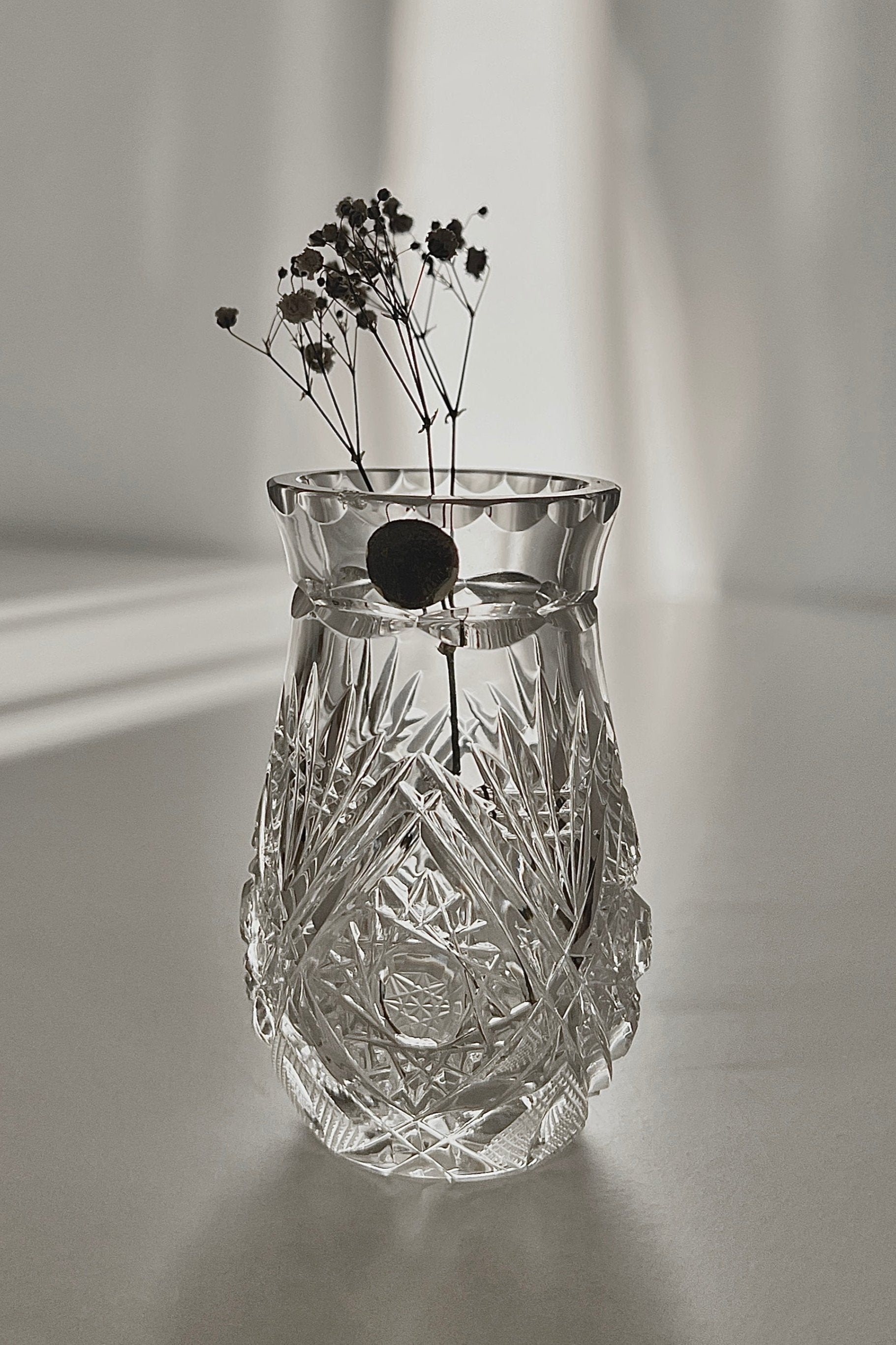 אגרטל וינטג׳ קריסטל צ'כי בוהמיה קטנה מעוטרת ליטוש בעבודת יד, ואזה קריסטל צ'כי בוהמיה עבודת יד, אגרטל מיוחד וישן ופריט אספנות נדיר, חתום מבית המותג בוהמיה Bohemia ואזה מושלמת לעיצוב בית ופריט נוי דקורטיבי מהמם,עיצוב לבית מושלם עם סטייל,מוצרי הום סטיילינג וינטג׳,מבחר מוצרי וינטג׳ לבית,מושלמת לעיצוב בית ופריט נוי דקורטיבי מהמם,,אקססוריז לבית יוקרתי,דברים יפים לבית,פריטי וינטאג למטבח,כלי בית וינטג׳,עיצוב בית יוקרתי,חנות עיצוב לבית,כלי בית מיוחדים ומעוצבים,אקססוריז יפים ומיוחדים לבית,עיצוב לבית מושלם עם סטייל,מו