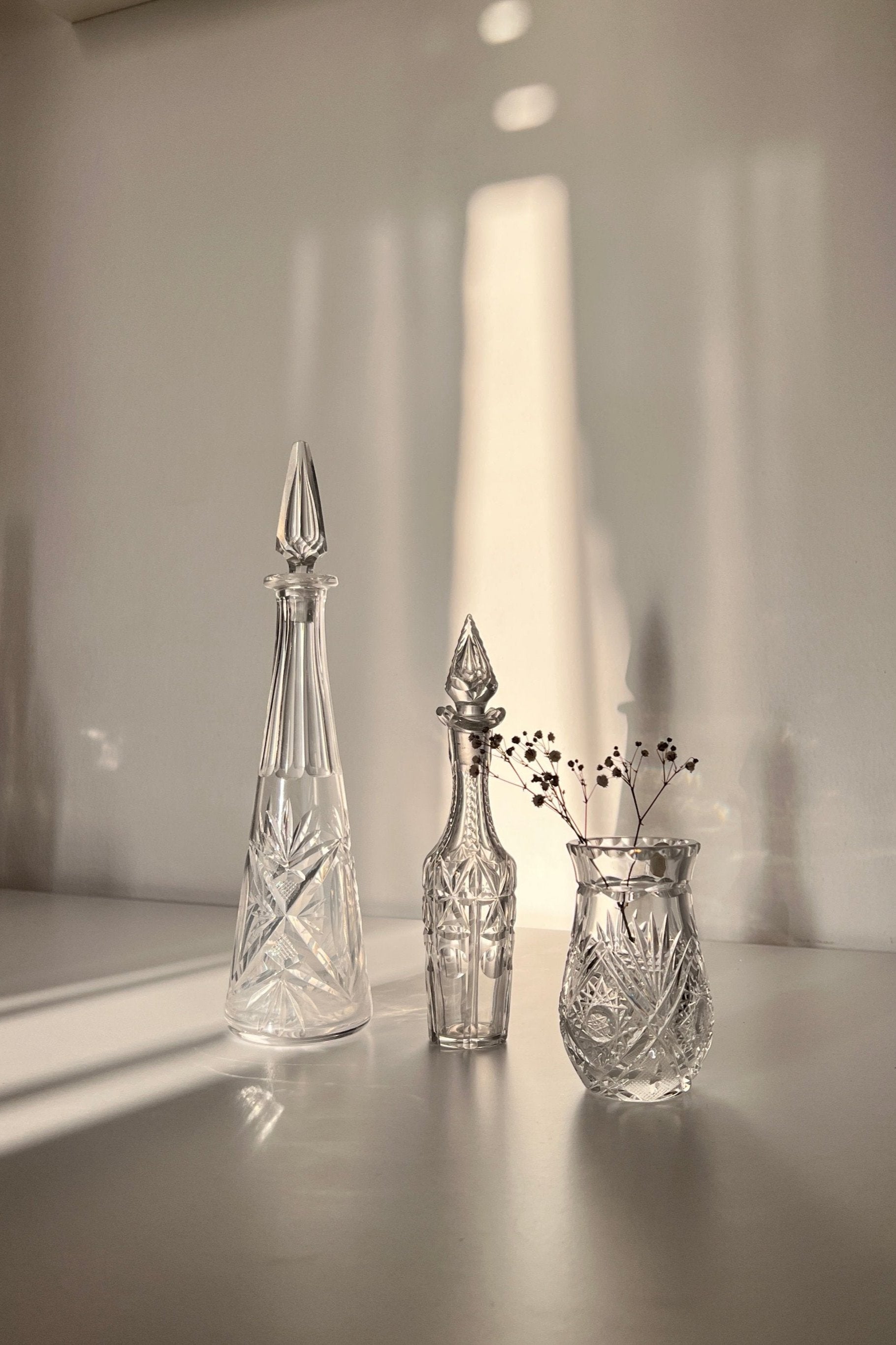 אגרטל וינטג׳ קריסטל צ'כי בוהמיה קטנה מעוטרת ליטוש בעבודת יד, ואזה קריסטל צ'כי בוהמיה עבודת יד, אגרטל מיוחד וישן ופריט אספנות נדיר, חתום מבית המותג בוהמיה Bohemia ואזה מושלמת לעיצוב בית ופריט נוי דקורטיבי מהמם,עיצוב לבית מושלם עם סטייל,מוצרי הום סטיילינג וינטג׳,מבחר מוצרי וינטג׳ לבית,מושלמת לעיצוב בית ופריט נוי דקורטיבי מהמם,,אקססוריז לבית יוקרתי,דברים יפים לבית,פריטי וינטאג למטבח,כלי בית וינטג׳,עיצוב בית יוקרתי,חנות עיצוב לבית,כלי בית מיוחדים ומעוצבים,אקססוריז יפים ומיוחדים לבית,עיצוב לבית מושלם עם סטייל,מו